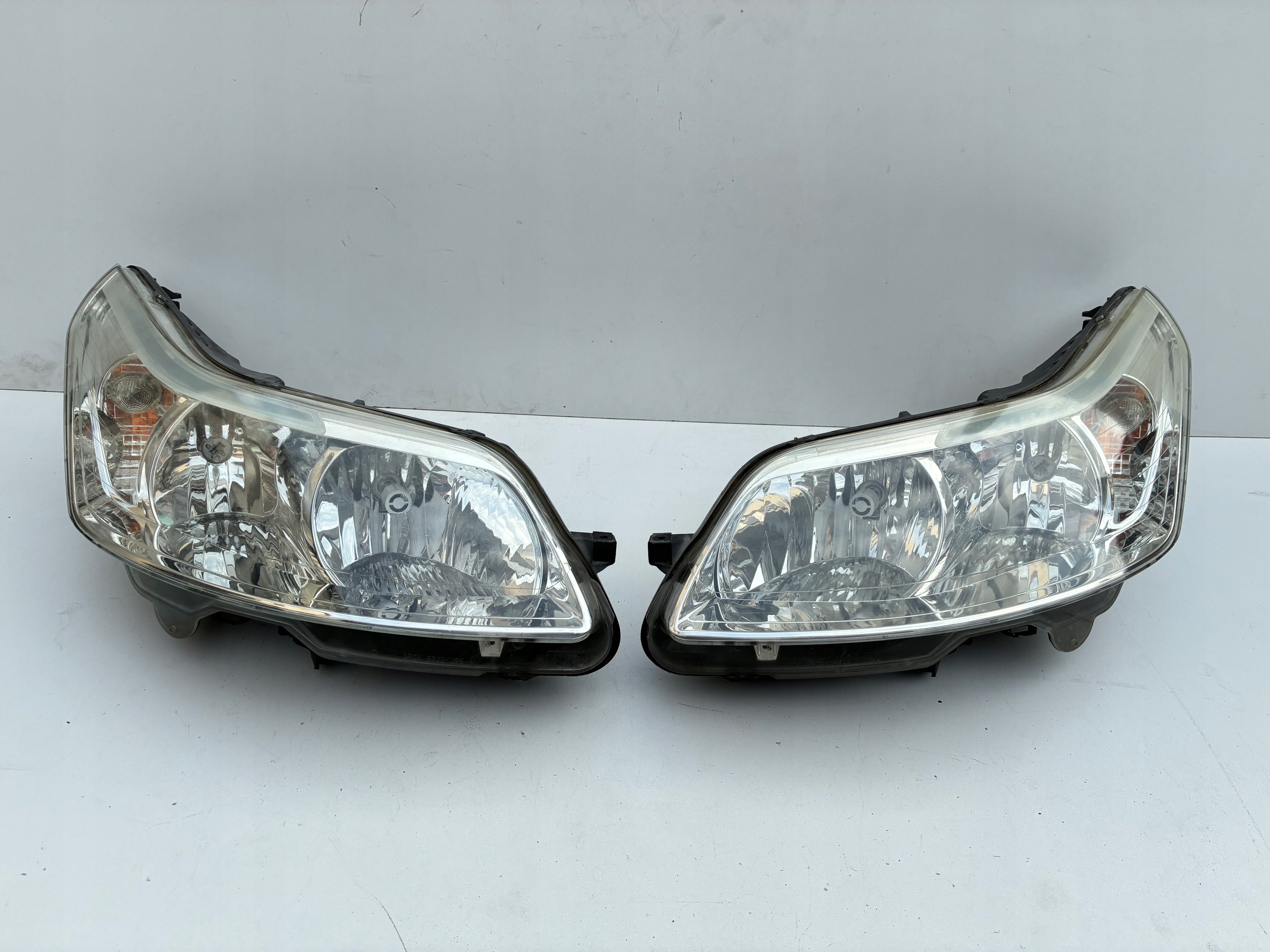 Reflektor light front front right left CITROEN C4 and 04-10r. ==OEM== EU