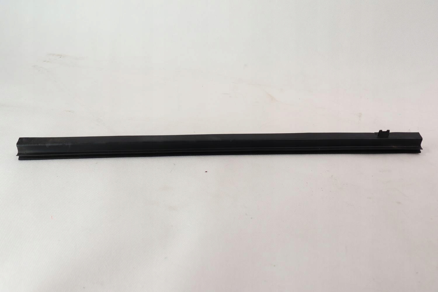 TESLA S LIFT USZCIELKA SZKLA DRZWI TYLNA LEWA Part number 1038407 00 A