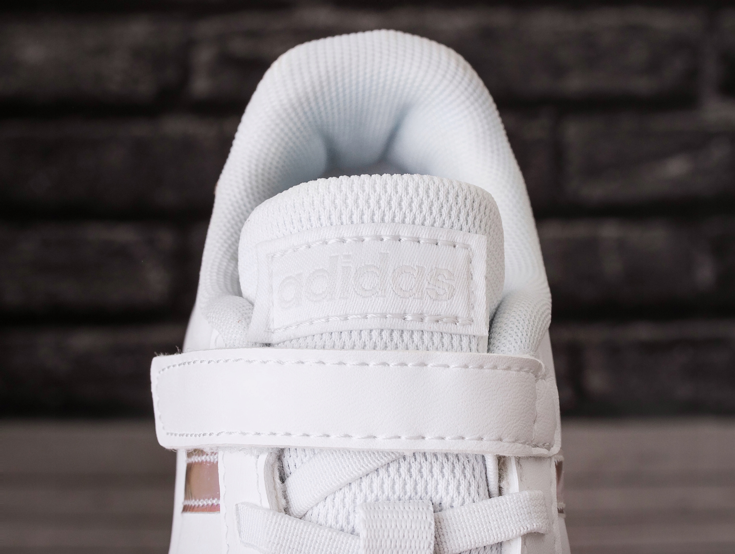 Buty dziecięce Adidas Grand Court C FW1275 Rozmiar 32