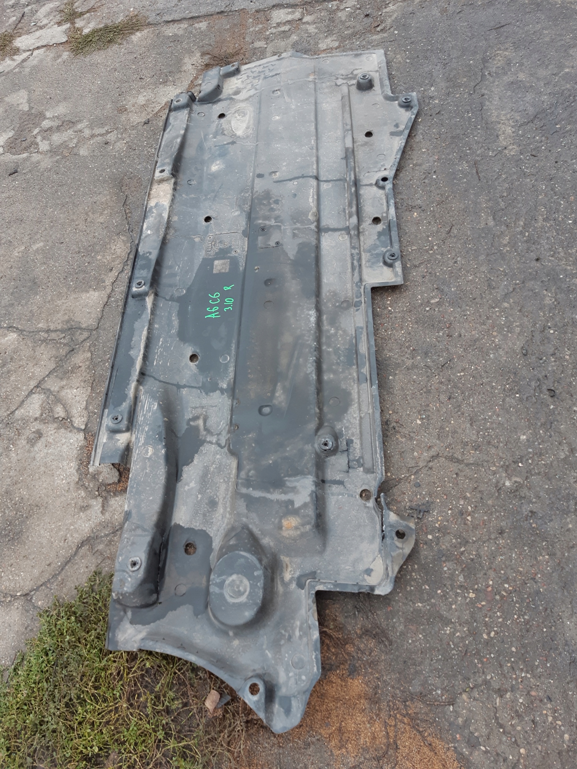 AUDI A6 C6 Blende Abdeckung abdeckung des Bodens Unterfahrschutz rechts 4F0825208