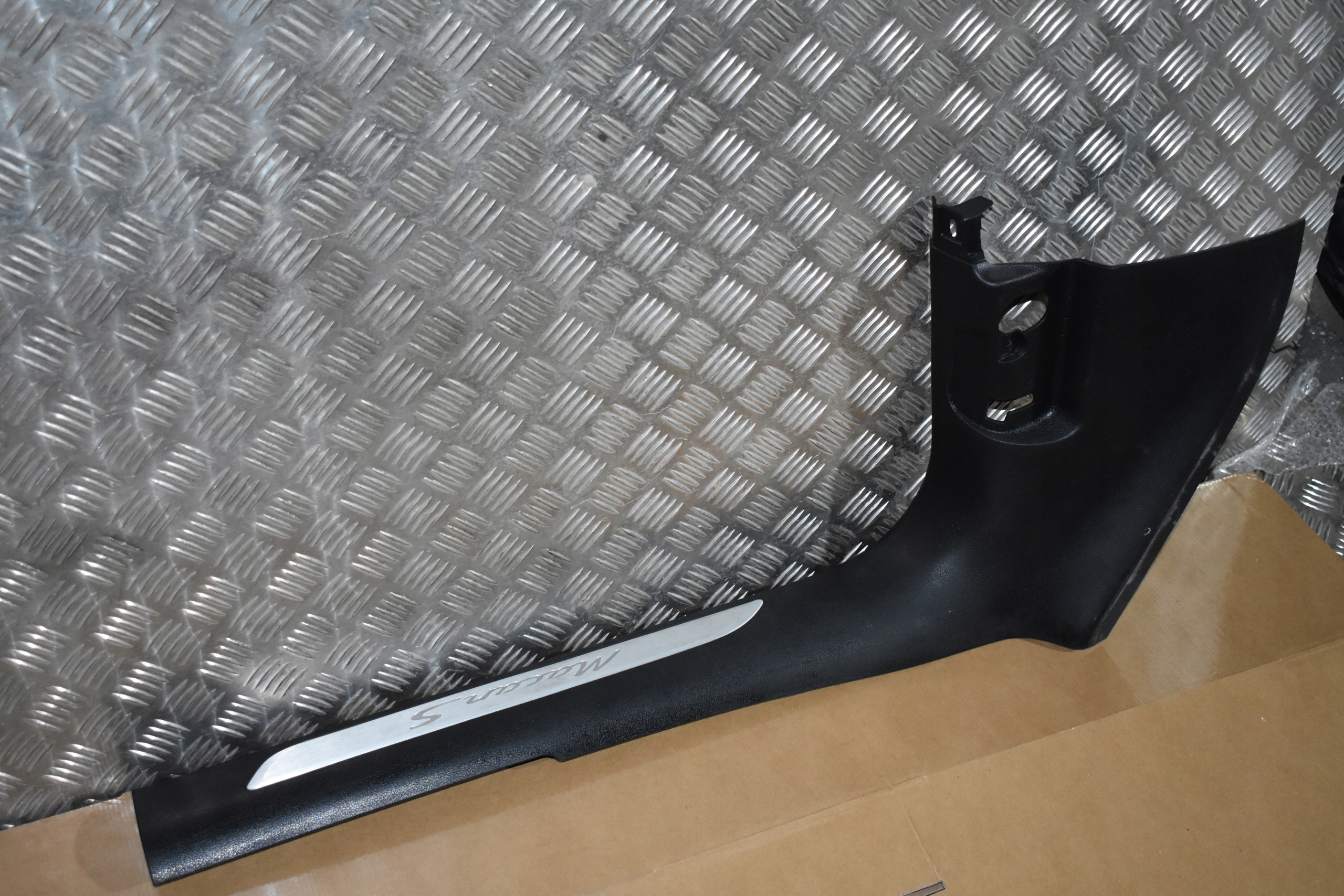IDEALNA moulding cap threshold left PORSCHE MACAN S 1