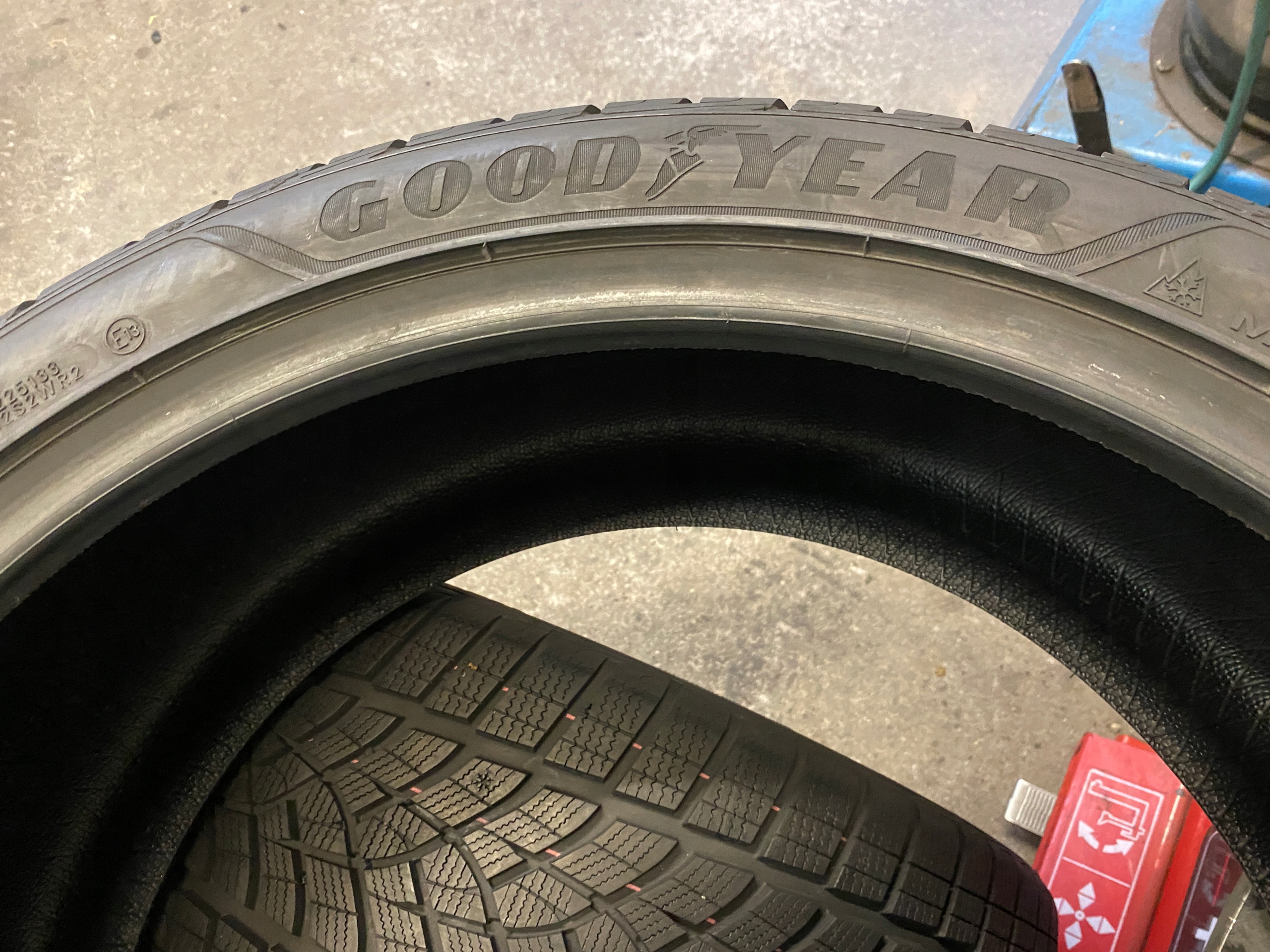 2 tyres winter 255/40R21 Goodyear Performance + as new 8mm