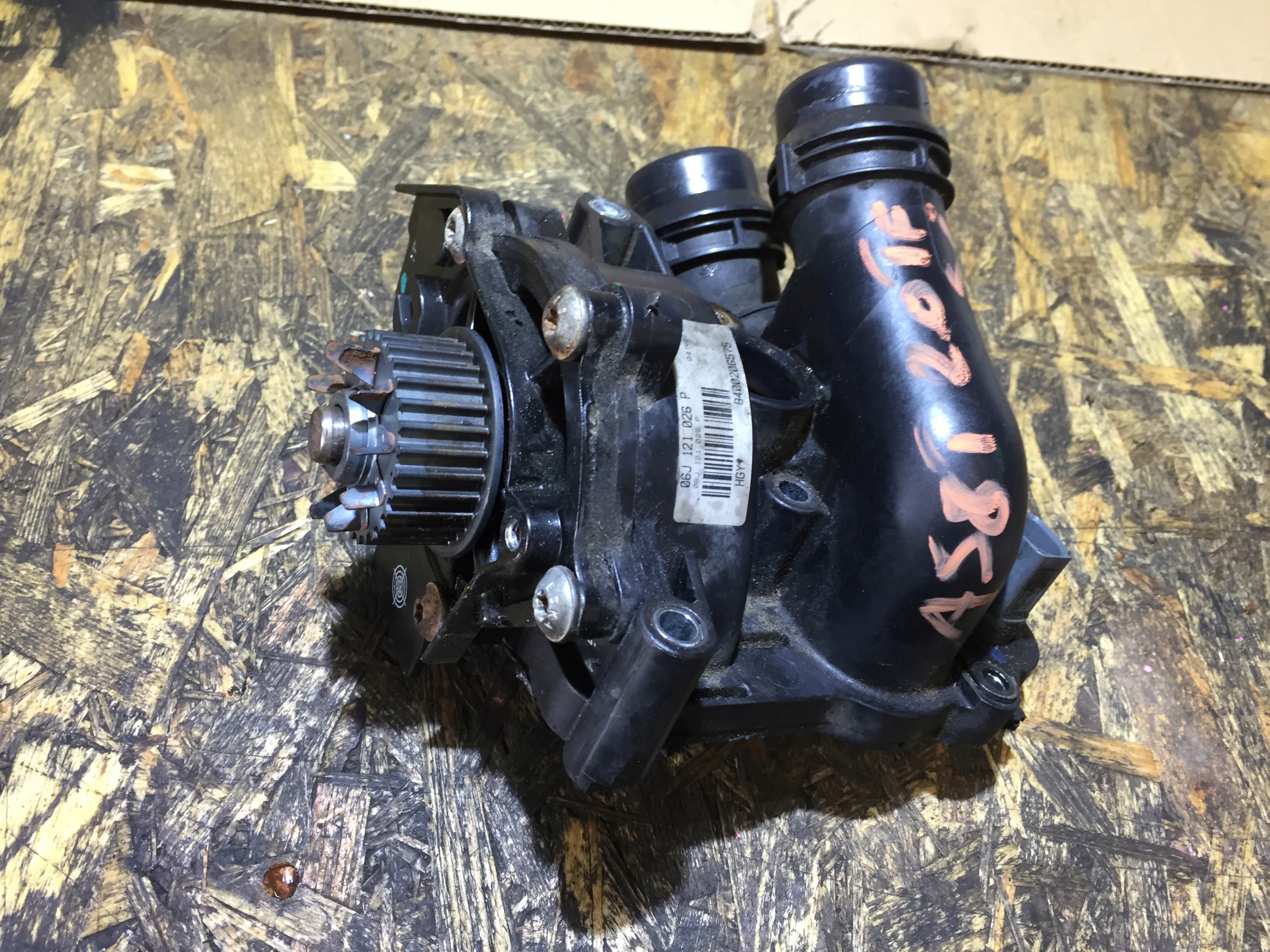 AUDI A5 8T 2.0 TFSI water pump 06J121026P
