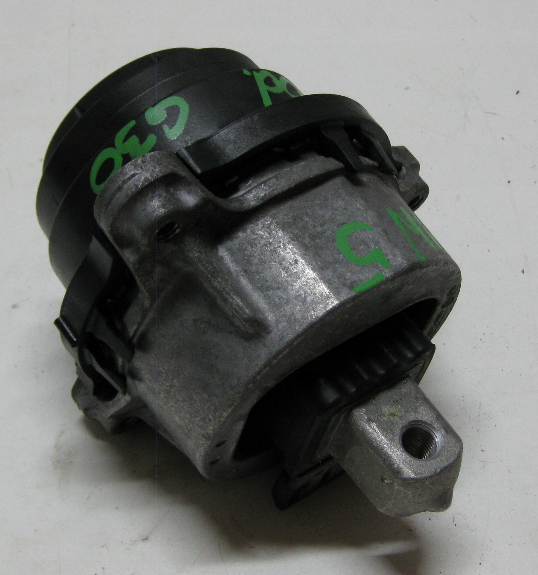 BMW 5 G30 3.0D 19R engine mount left 6860477