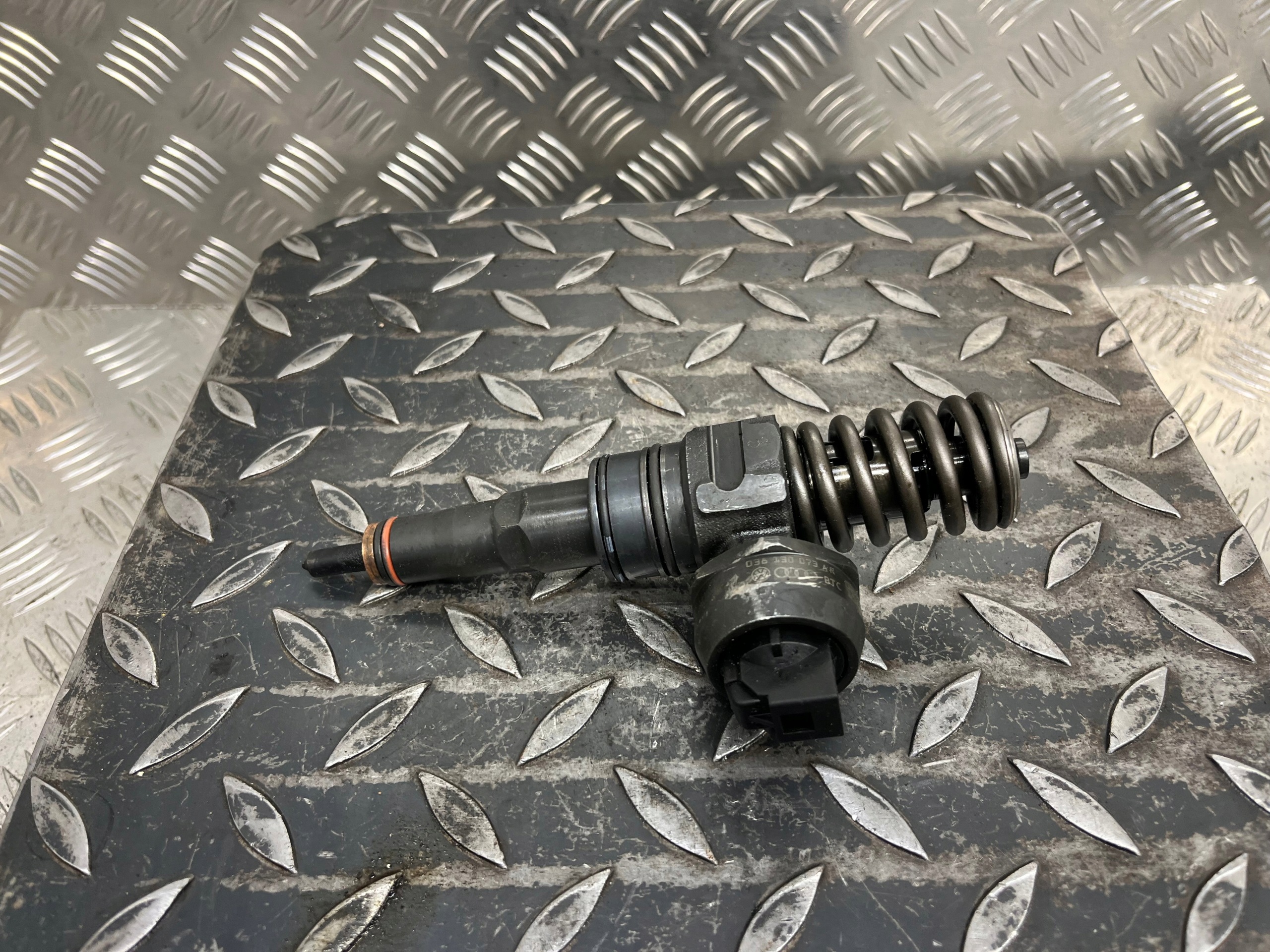 pumpedüse VOLKSWAGEN PASSAT B5 FL 038130073AR