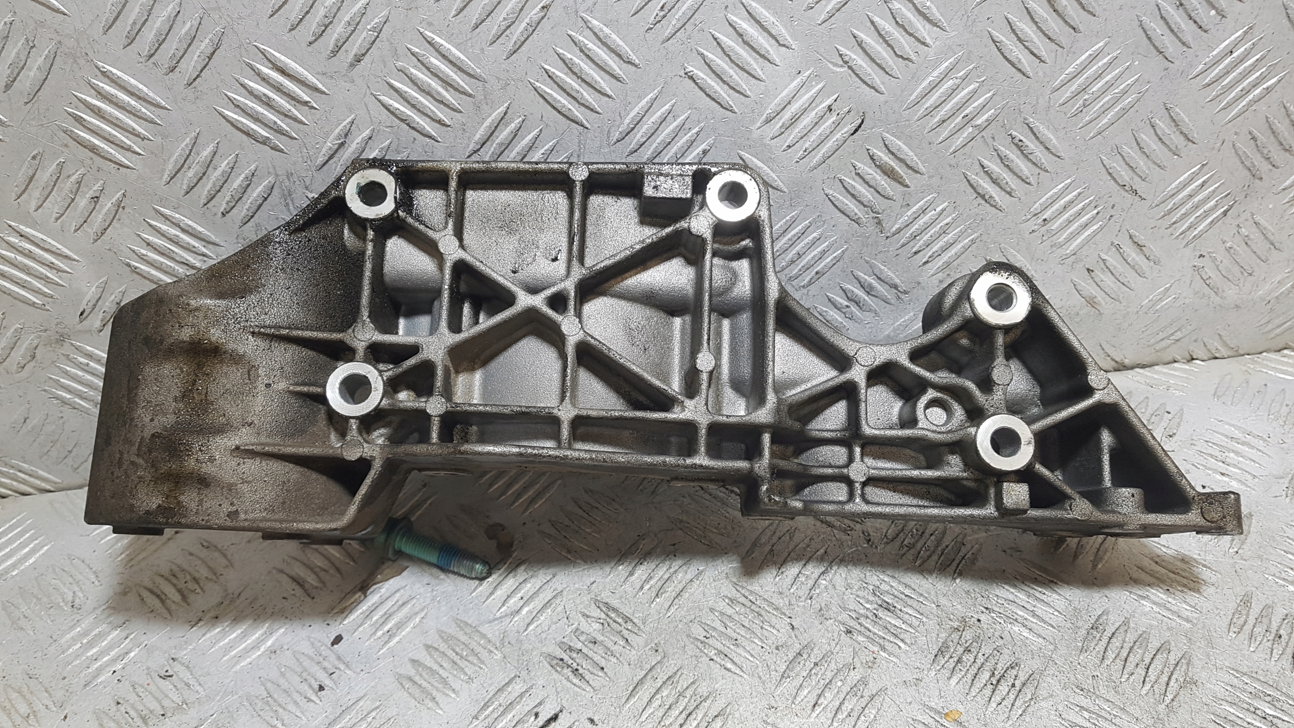 Support Support plaque Alternateur VOLKSWAGEN GOLF 4 1.6 B 06A903143H