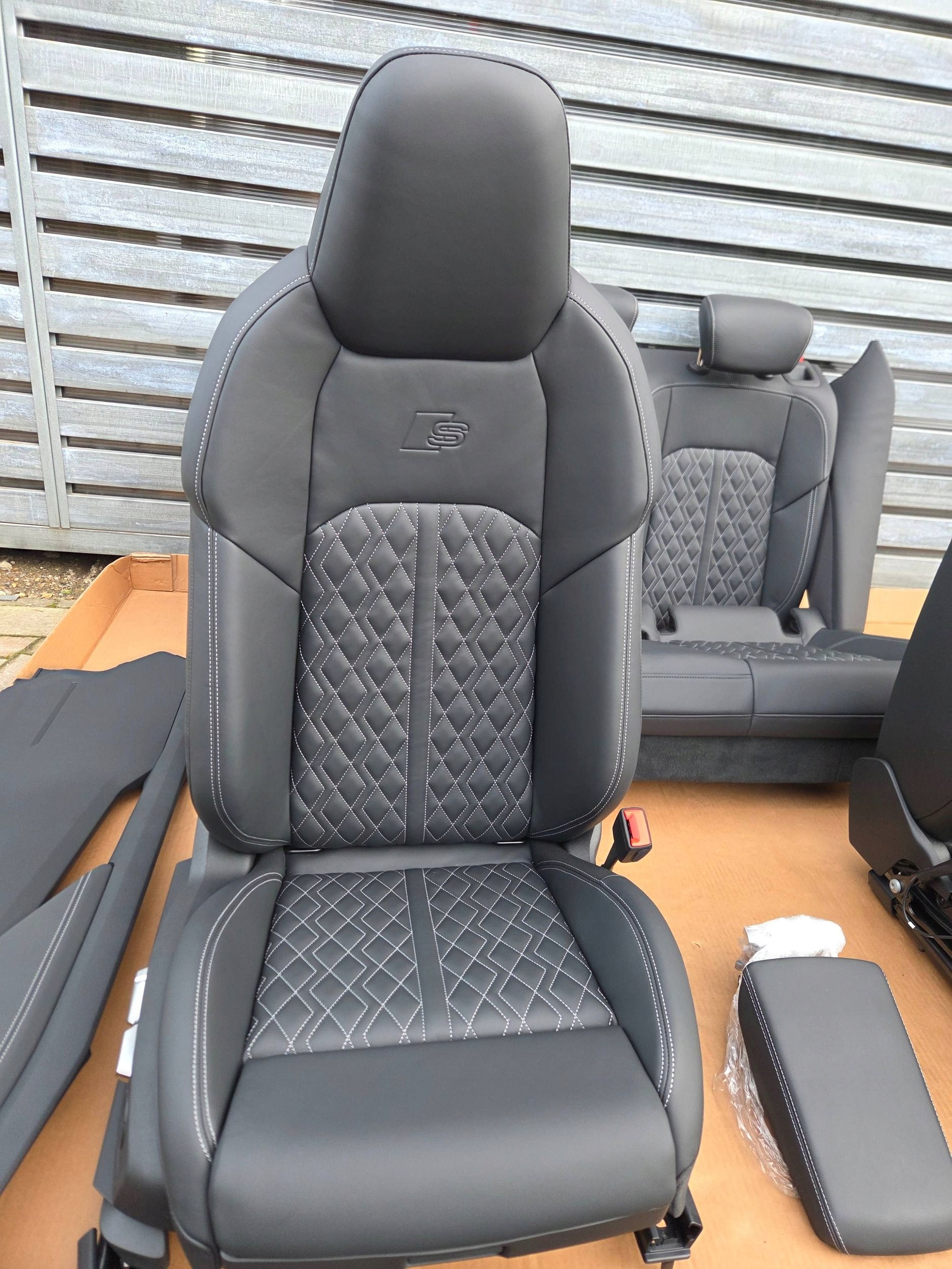 Audi Q8 E-TRON SPORTBACK s 4KE бочки подлокотник кожа