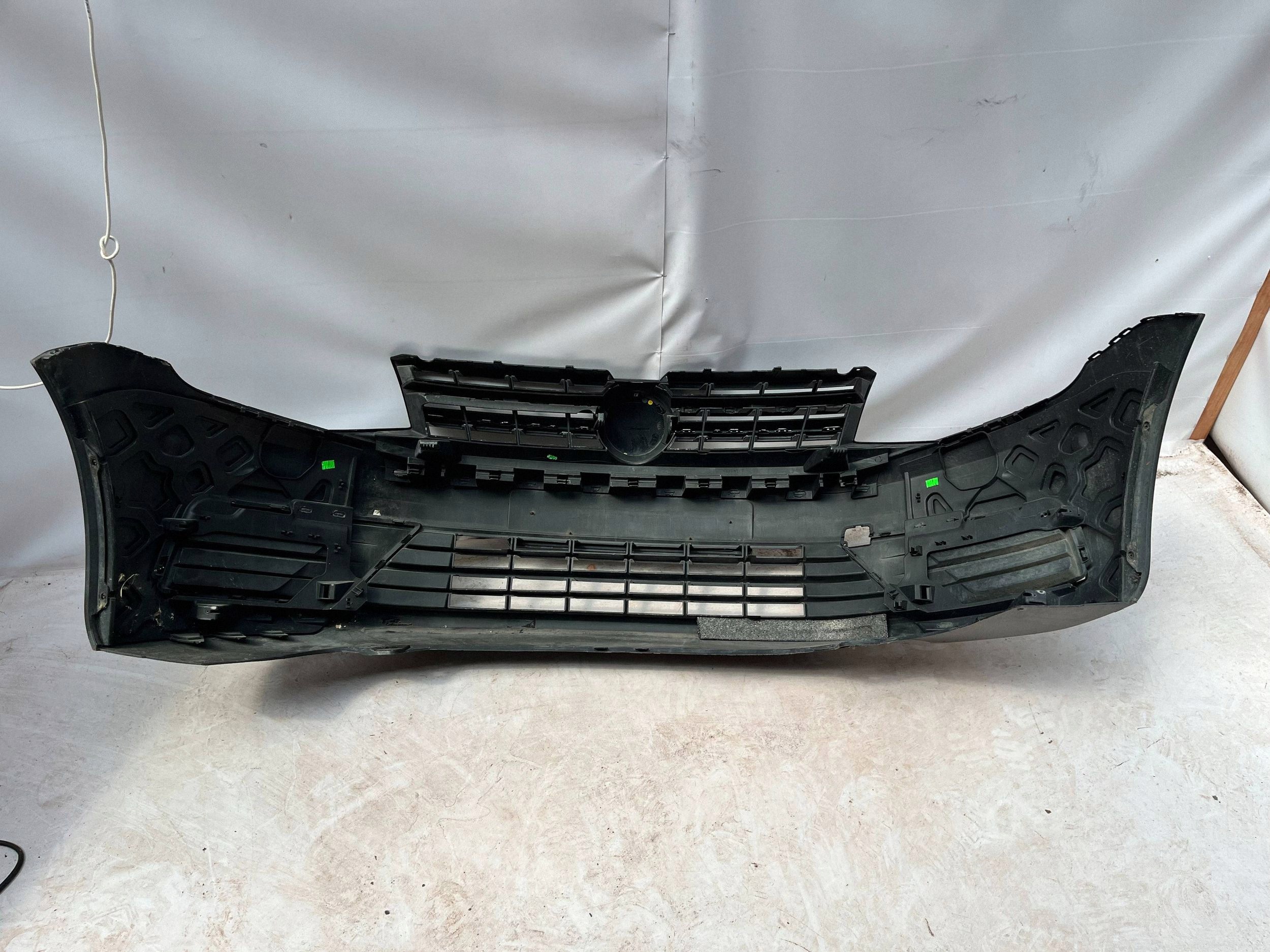Frontstoßstange VOLKSWAGEN CADDY unter RADAR 2K5807221J @M