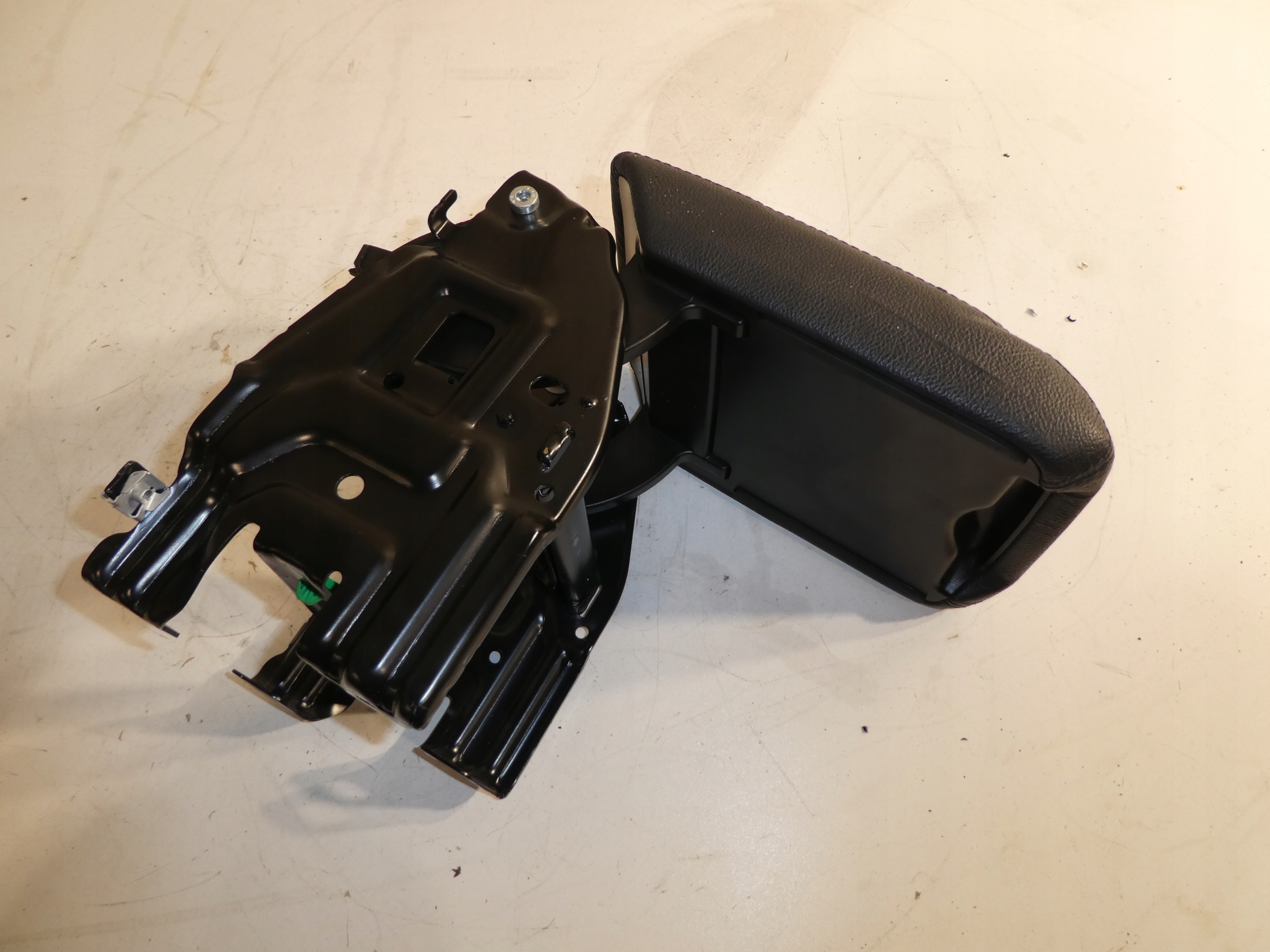 armrest AUDI A5 A4 B8 8K0864263