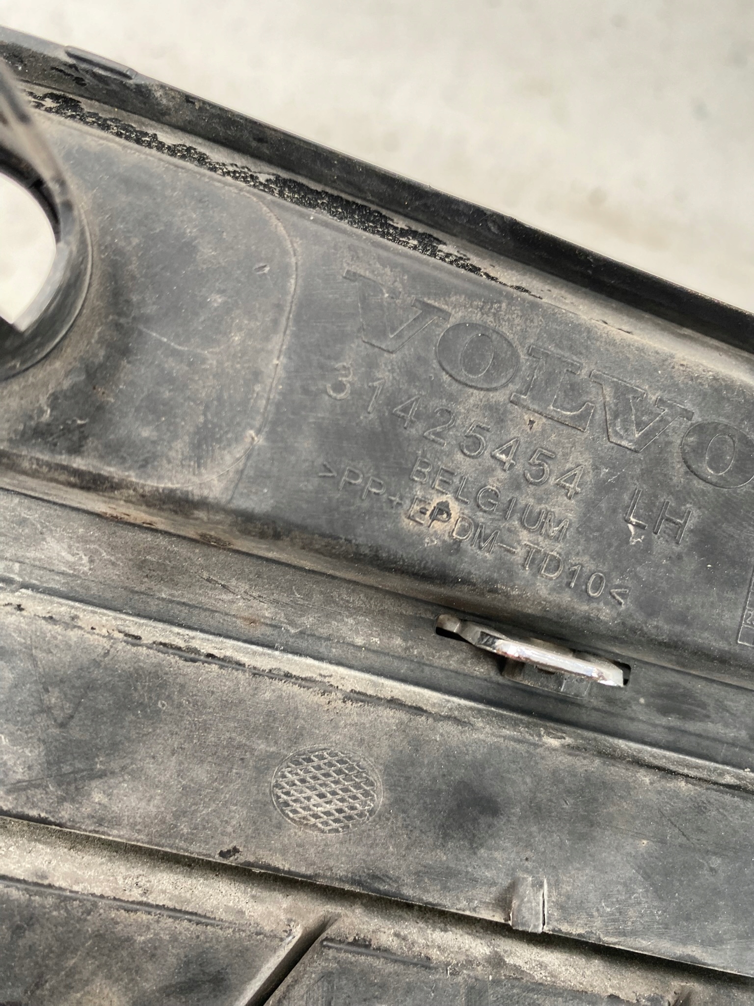 VOLVO V90 S90 17-20 grid ZDERZKA left front CHROM 31425454