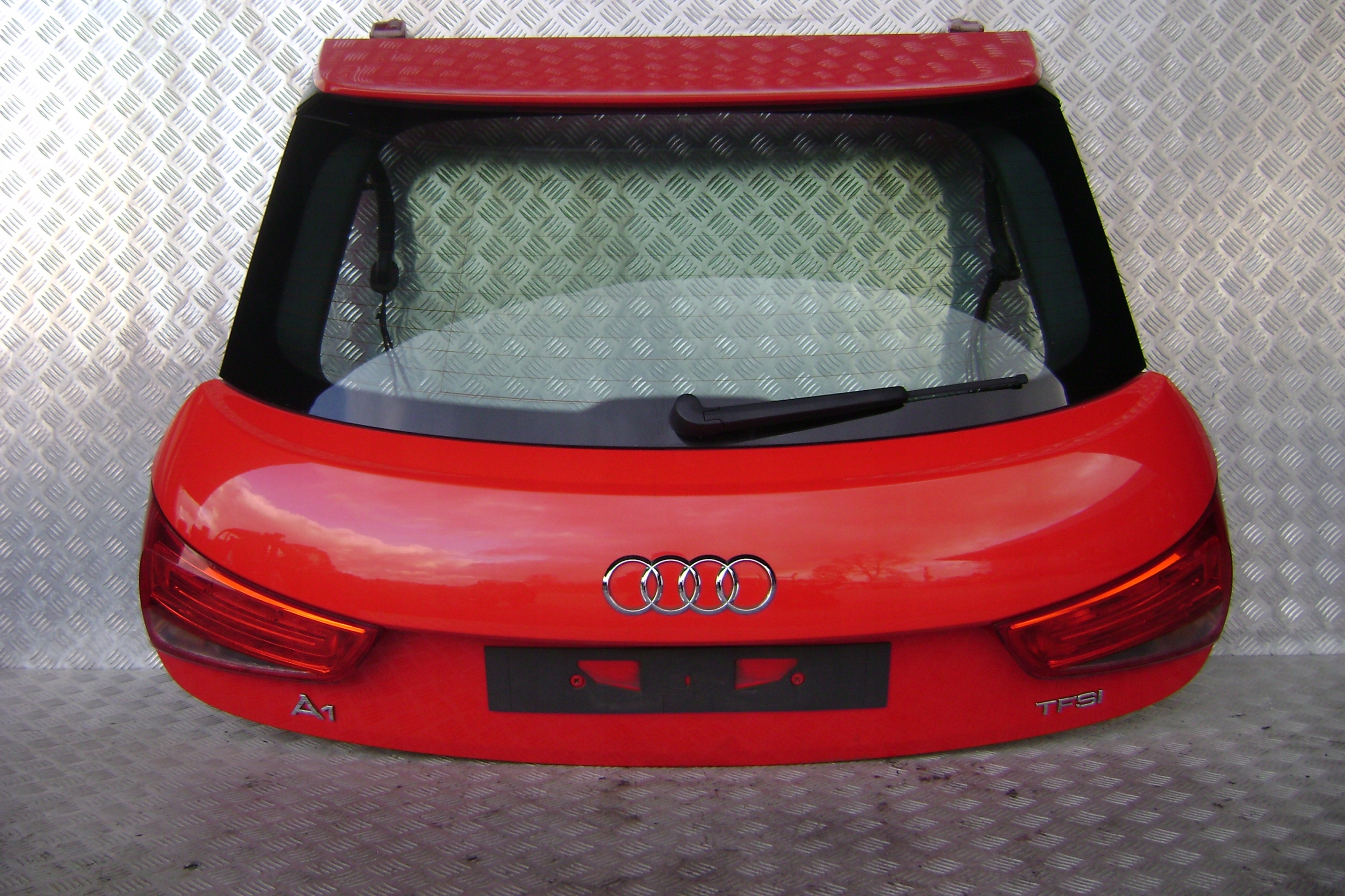 AUDI A1xd - КРЫШКА ЗАДНЯЯ В СБОРЕ