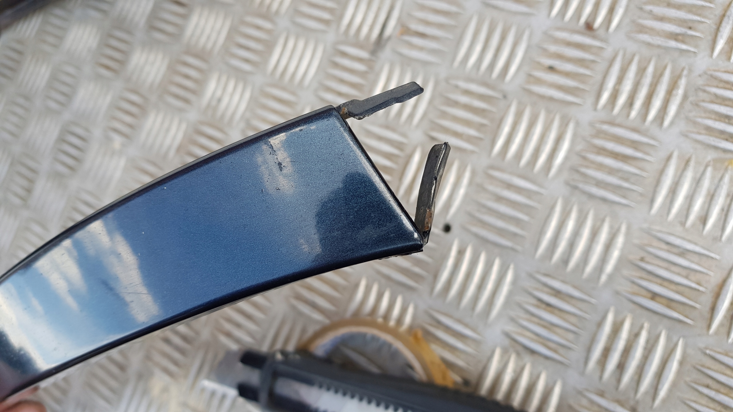 MERCEDES W163 Leiste Schutzleiste unter LAMPE links oder rechts 1SZTUKA
