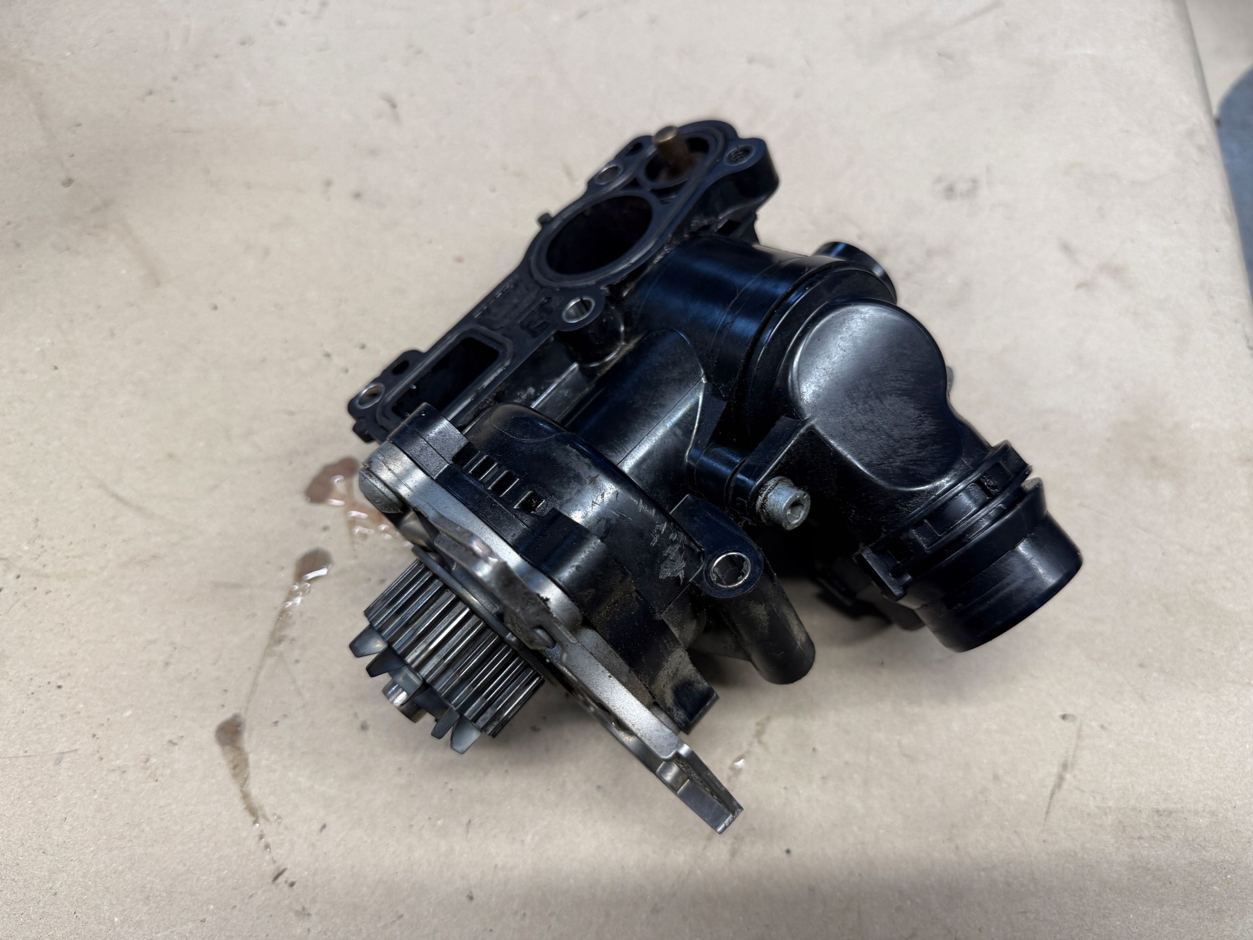 VW PASSAT B6 1.8 TSI water pump 06H121010
