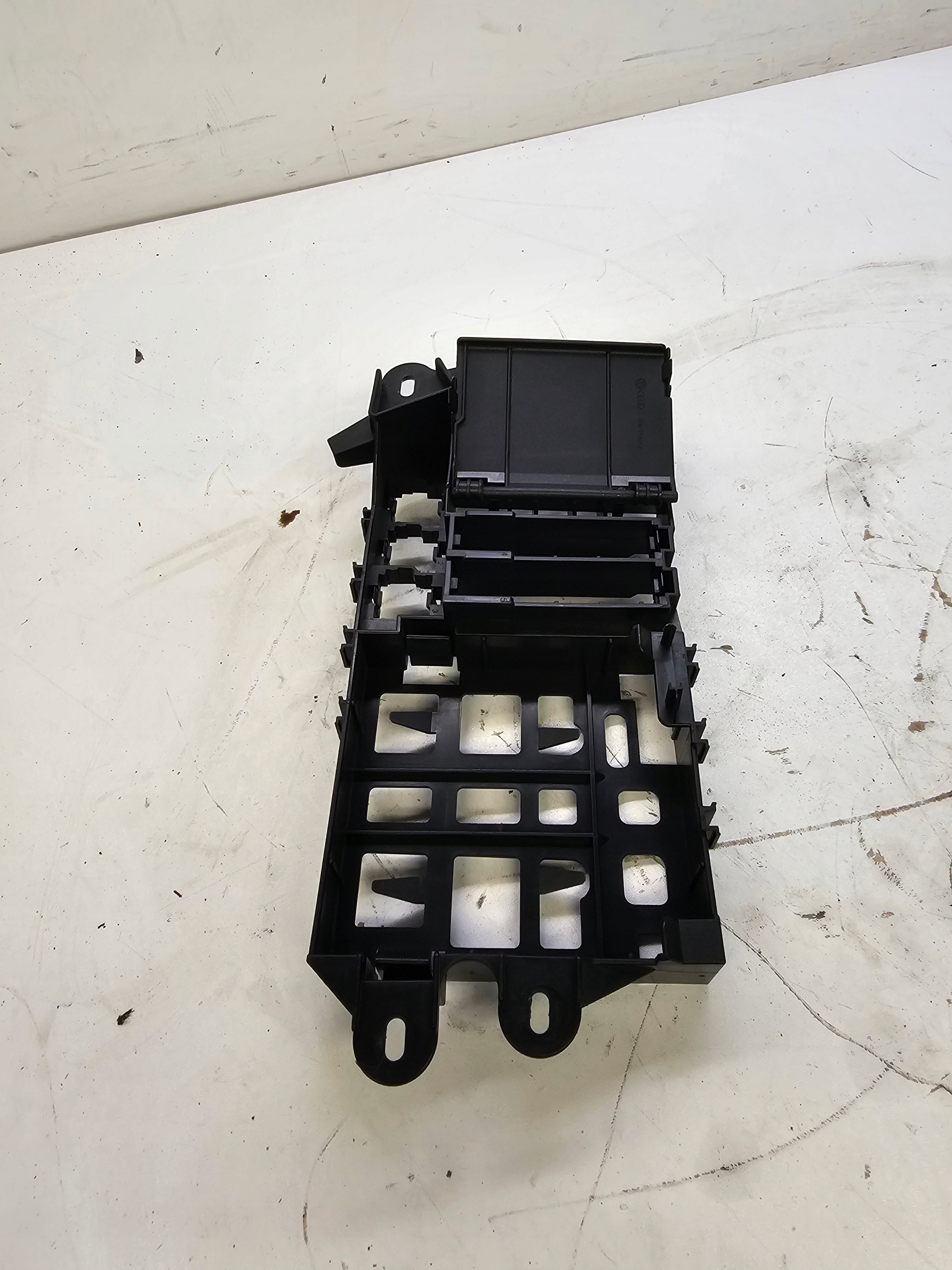 HALTER DES SICHERUNGSKASTENS AUDI A6 4F0971845