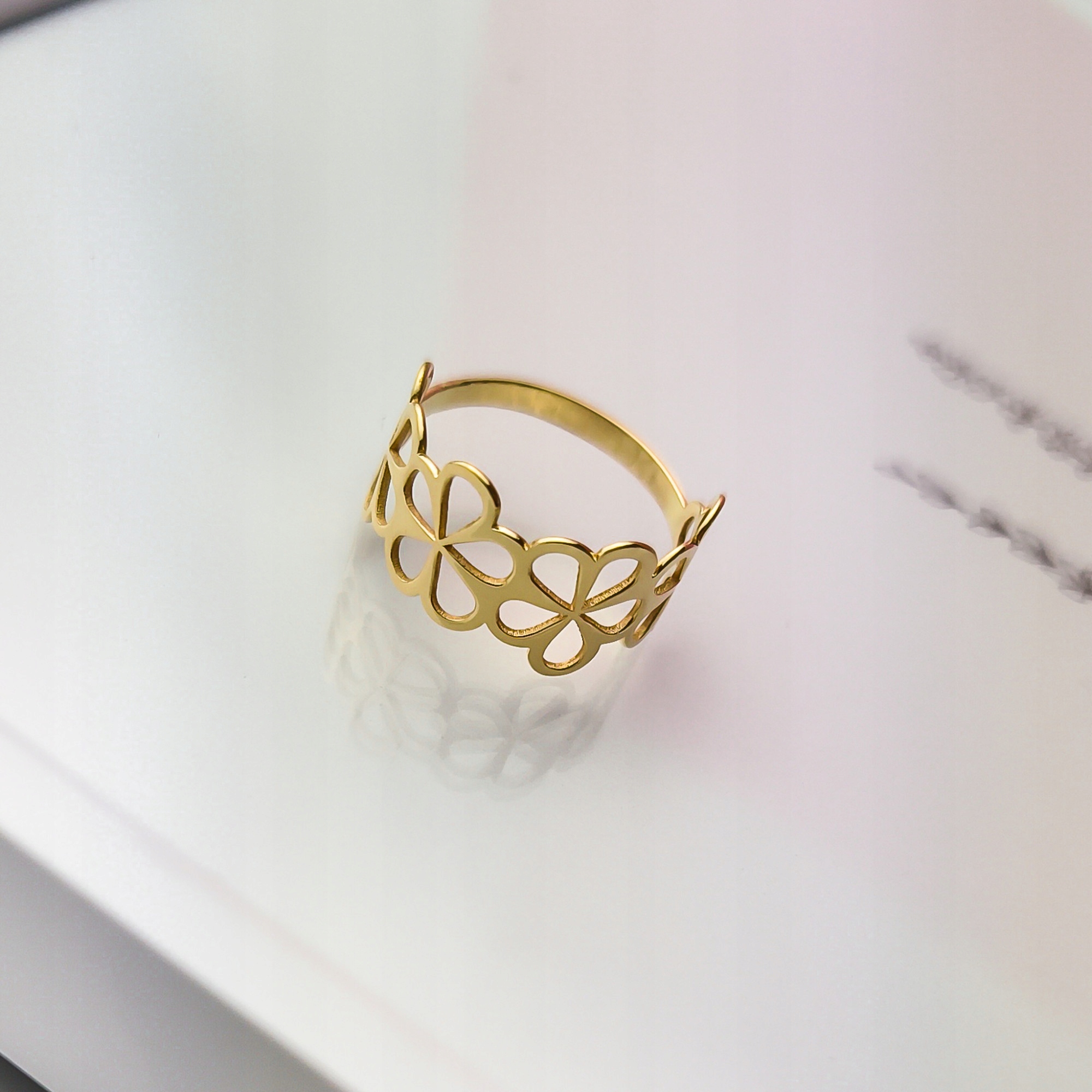 Zlatý prstýnek s květinami pr.585