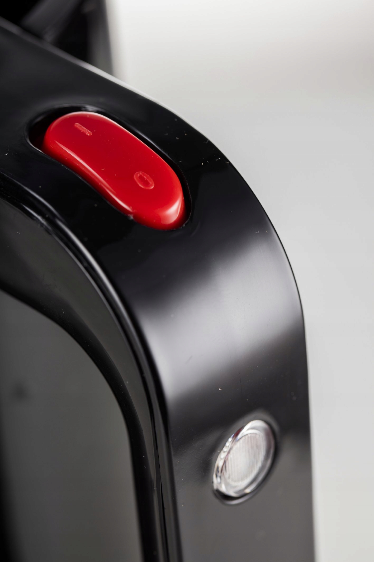 BODUM Bistro Czajnik Elektryczny 2200W 1L Automatyczne Wyłączanie Czarny — miniatura 3