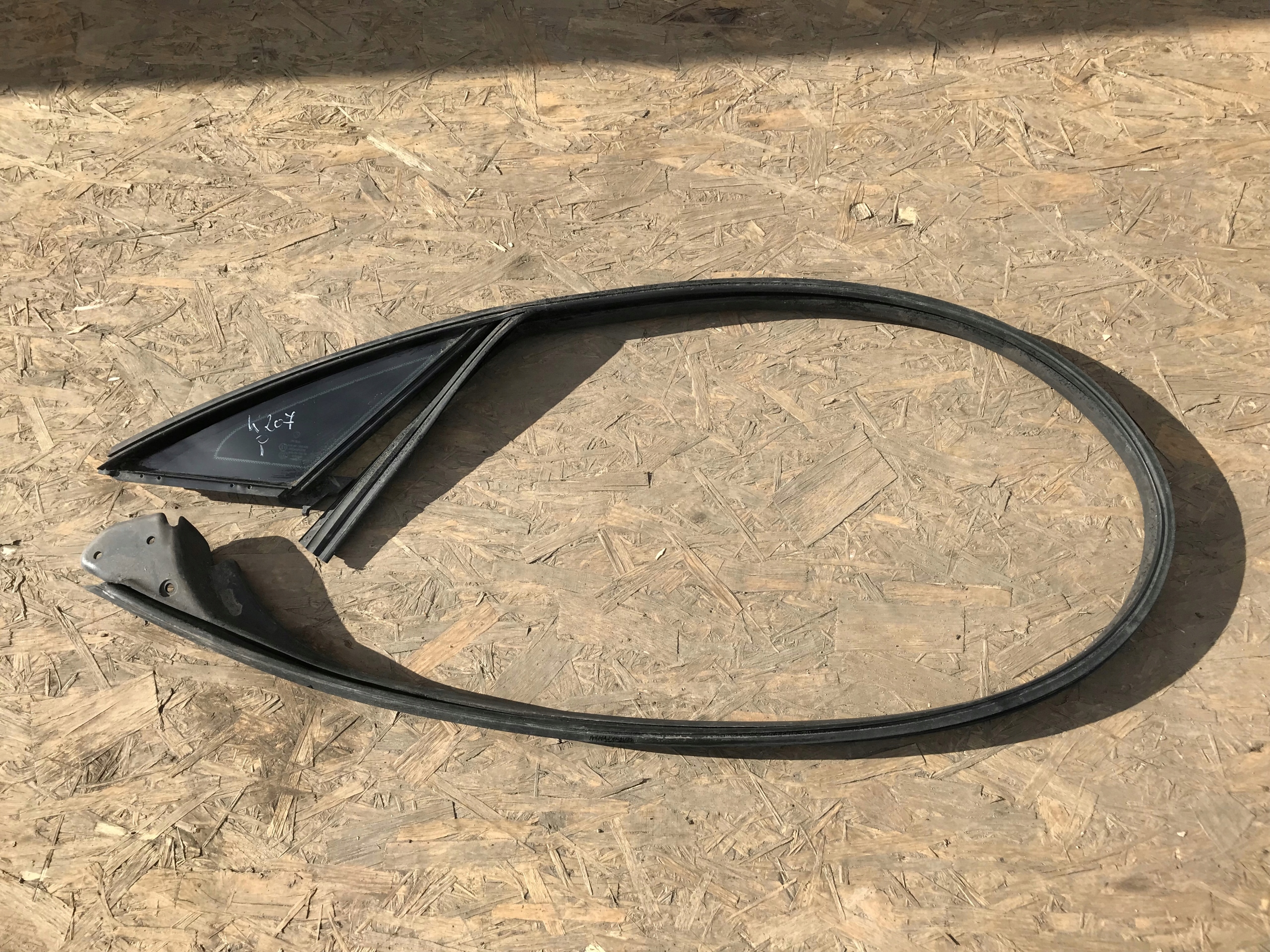 Уплотнение стекло правое A2076700439 MERCEDES W207
