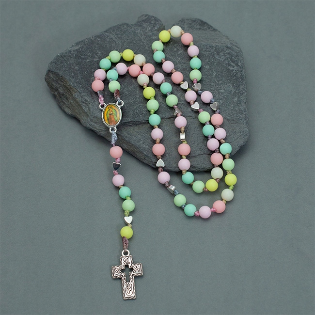 Ručně vyráběný růženec pro dítě barevný pastelový na I. svaté přijímání