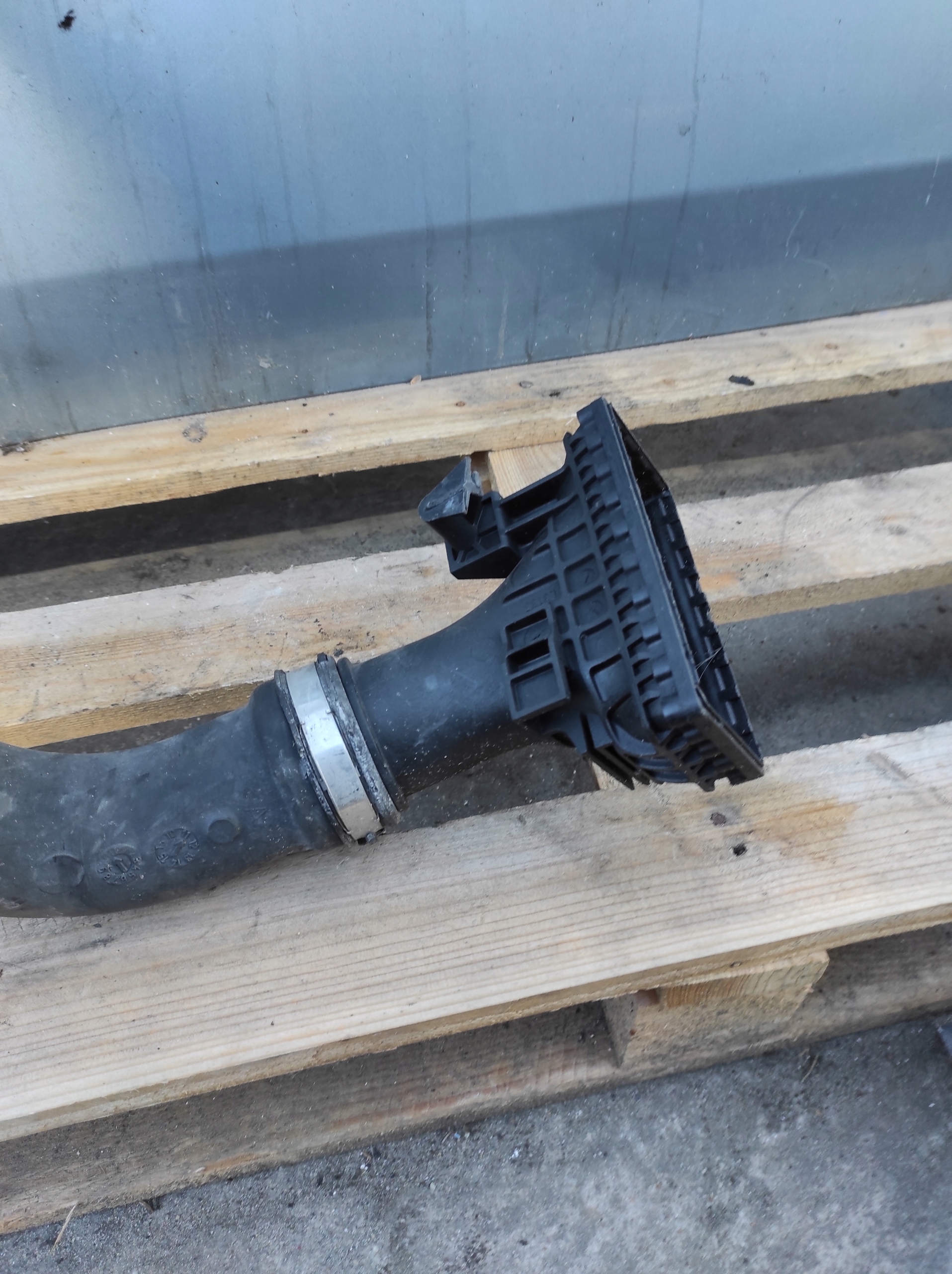 SCHLAUCH INTERCOOLER AUDI A4 B8 LIFT 8K0145673AL