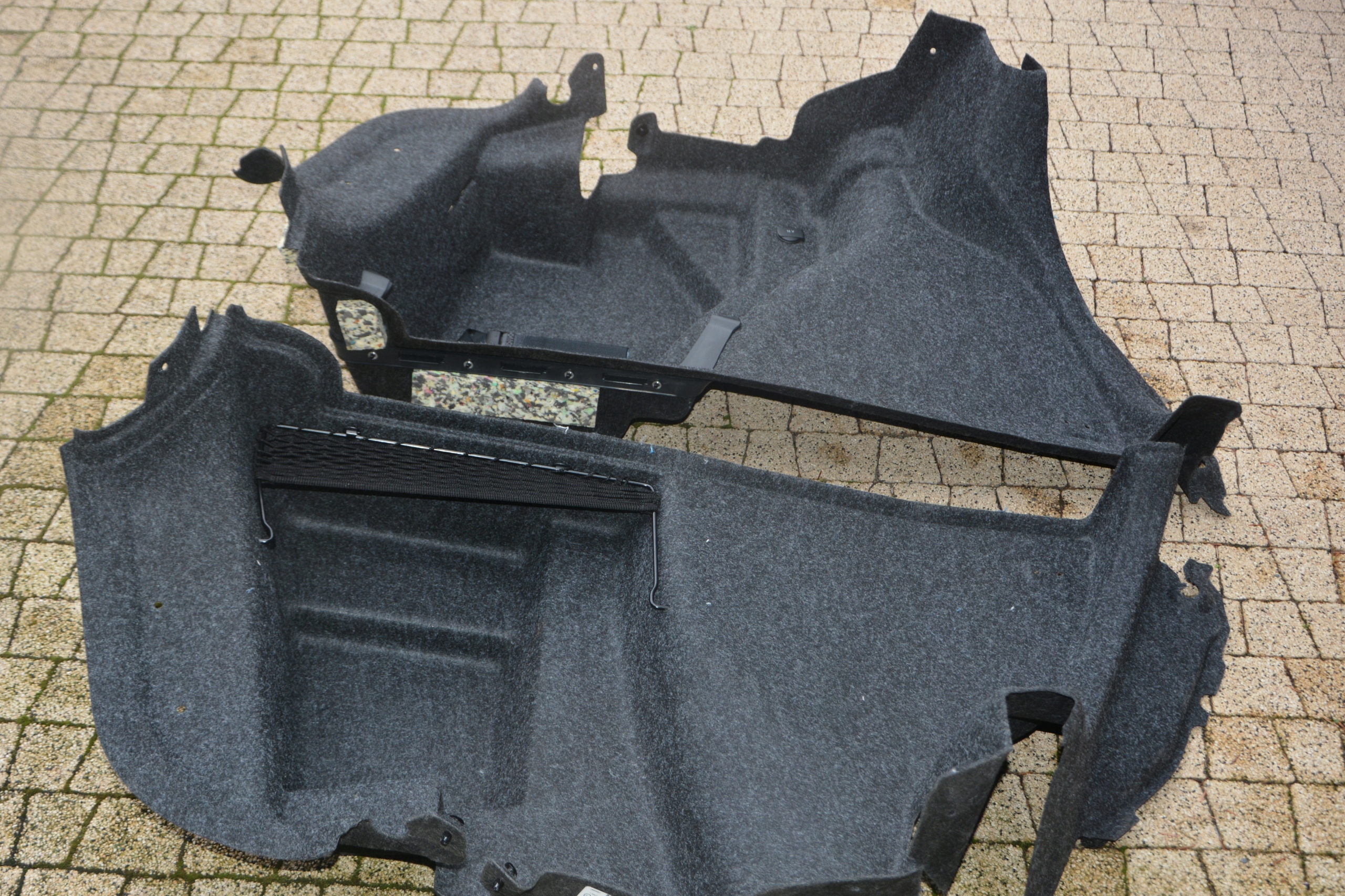 BOCZKI TAPICERKA BAGAŻNIKA JETTA 5C6867427C 428T