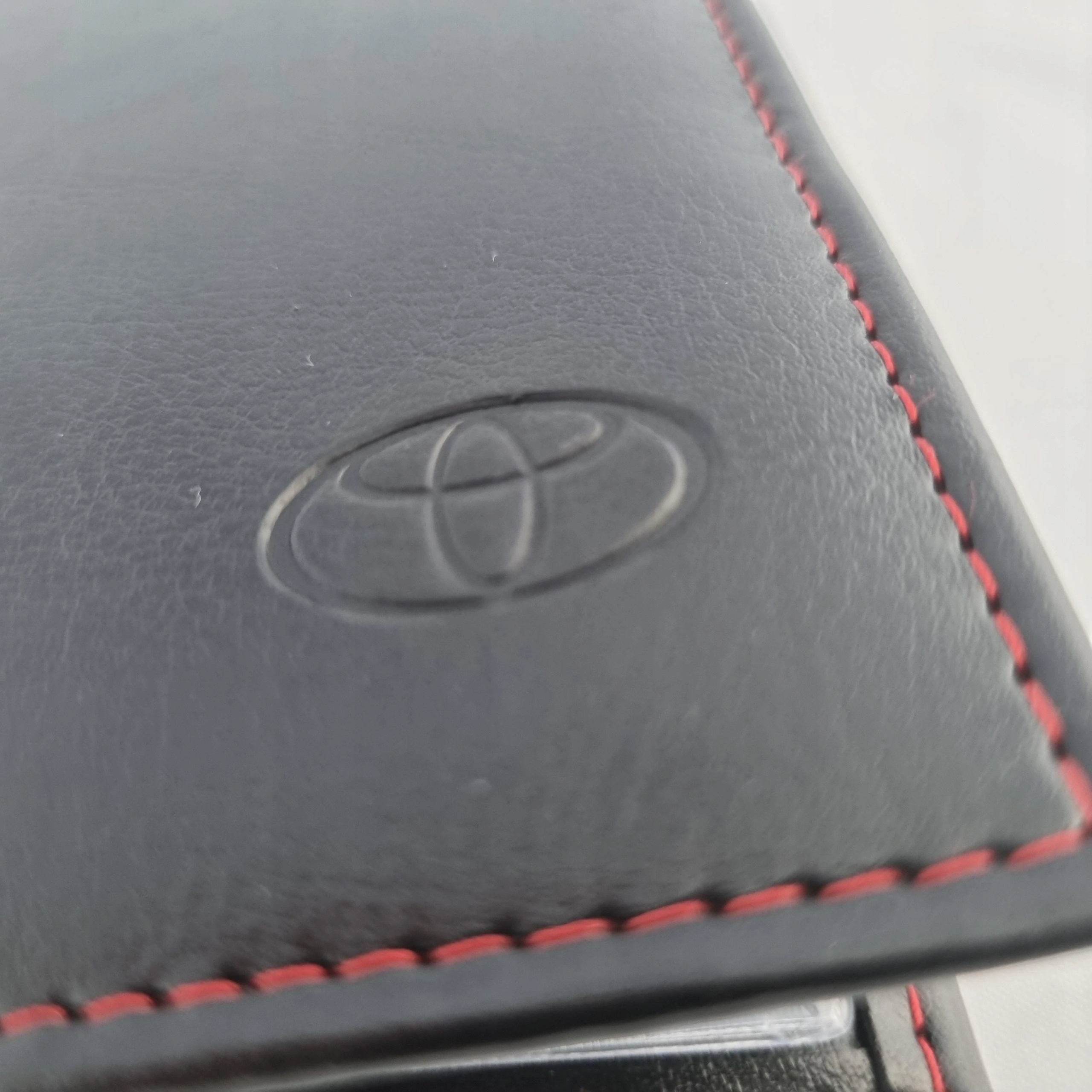 

Toyota Auris Yaris Avensis Etui Dowód Portfel