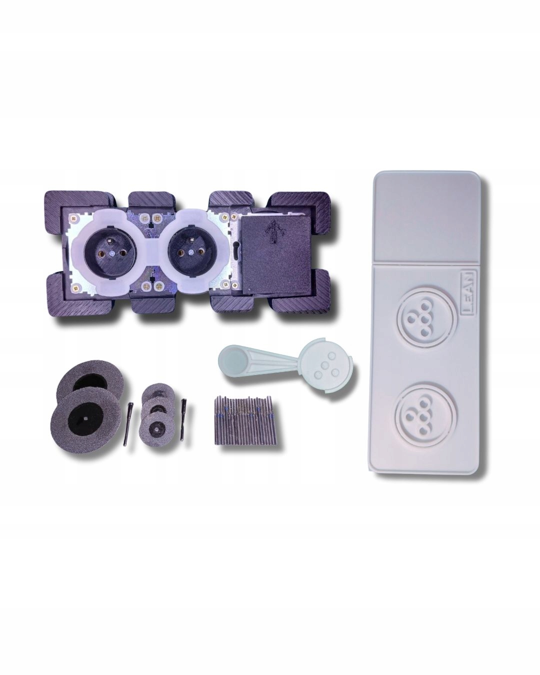 Skryté zásuvky a samostatný naddoskový spínač pre kuchyňu tmavých dlaždíc