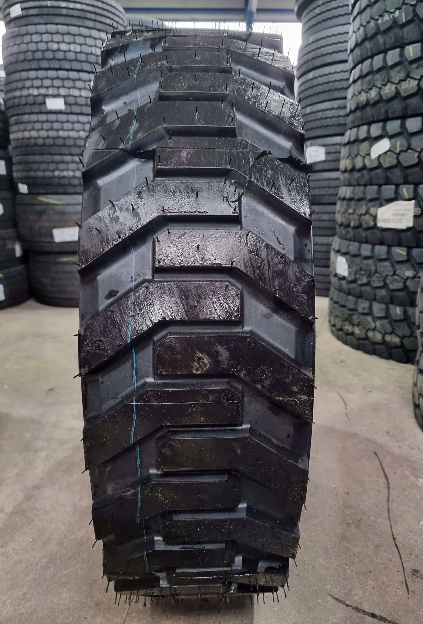 Шины 4 x 315/80R22.5 профиль HW SUPER-для экскаватора