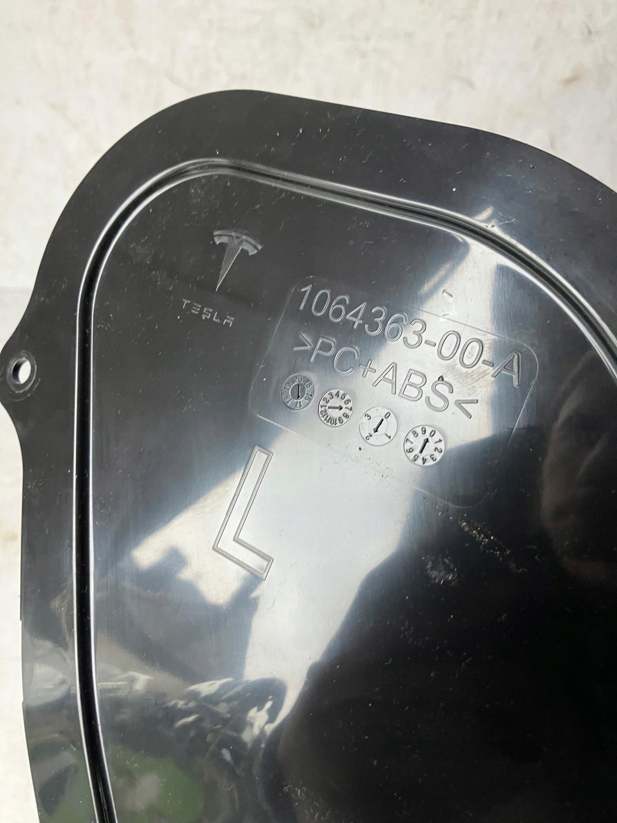 spoiler cover door left rear part TESLA MODEL S 1064363-00