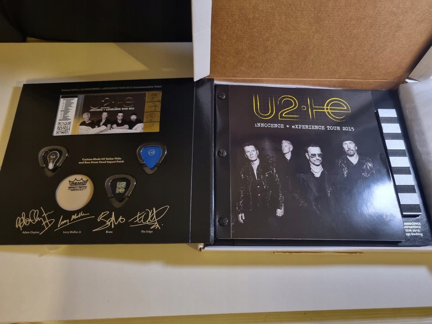 U2 2015 VIP ALBUM, album trasy z biletami, kostkami itp. gratka dla fanów.