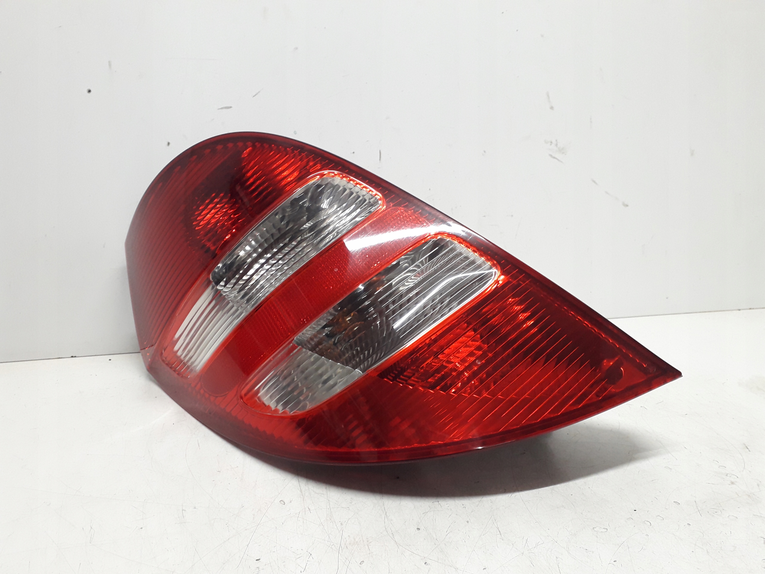 MERCEDES A W169 04-12 LAMPA LEWA TYŁ