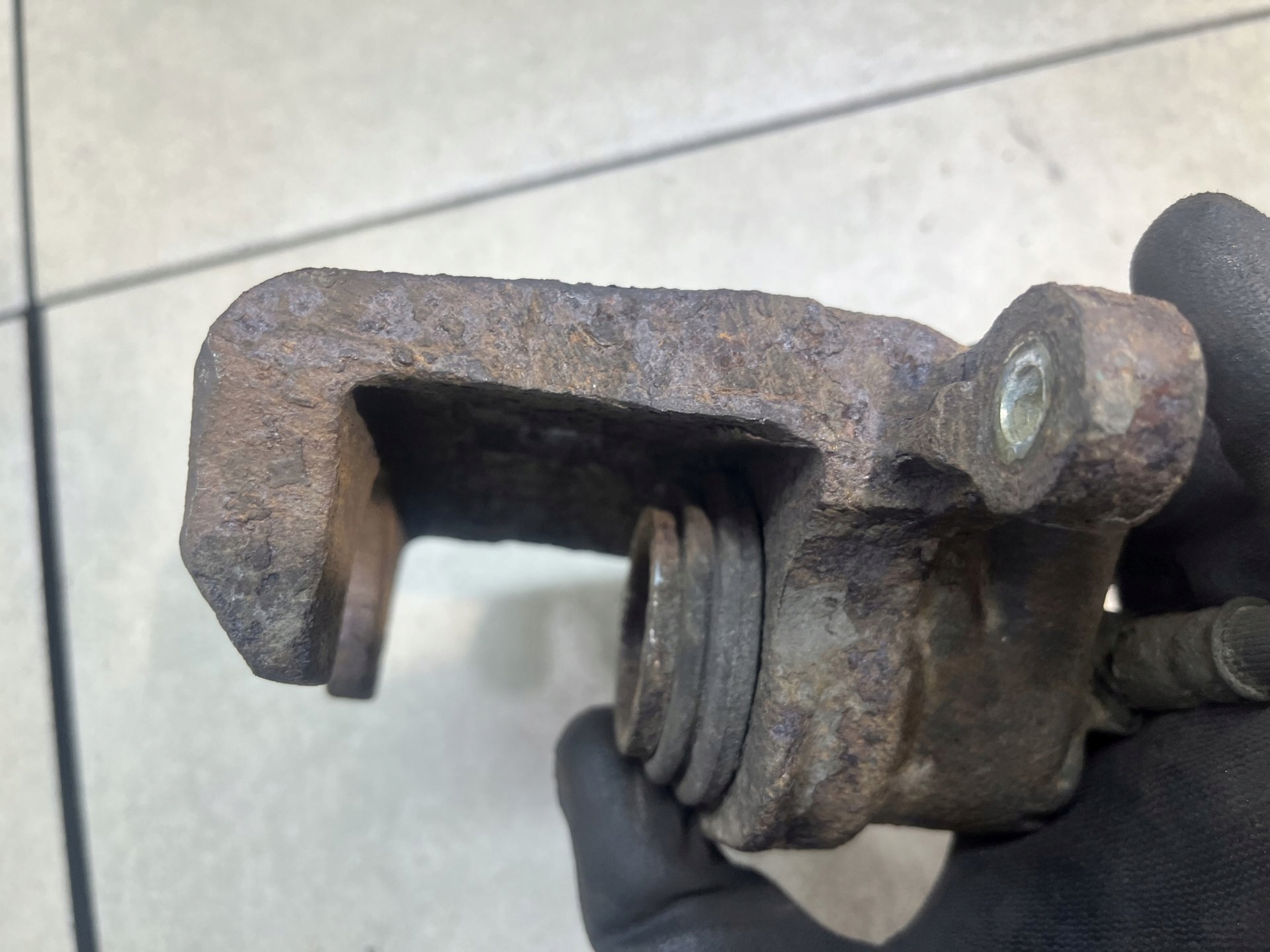 caliper brake left rear part KIA SORENTO and 2.5 CRDI