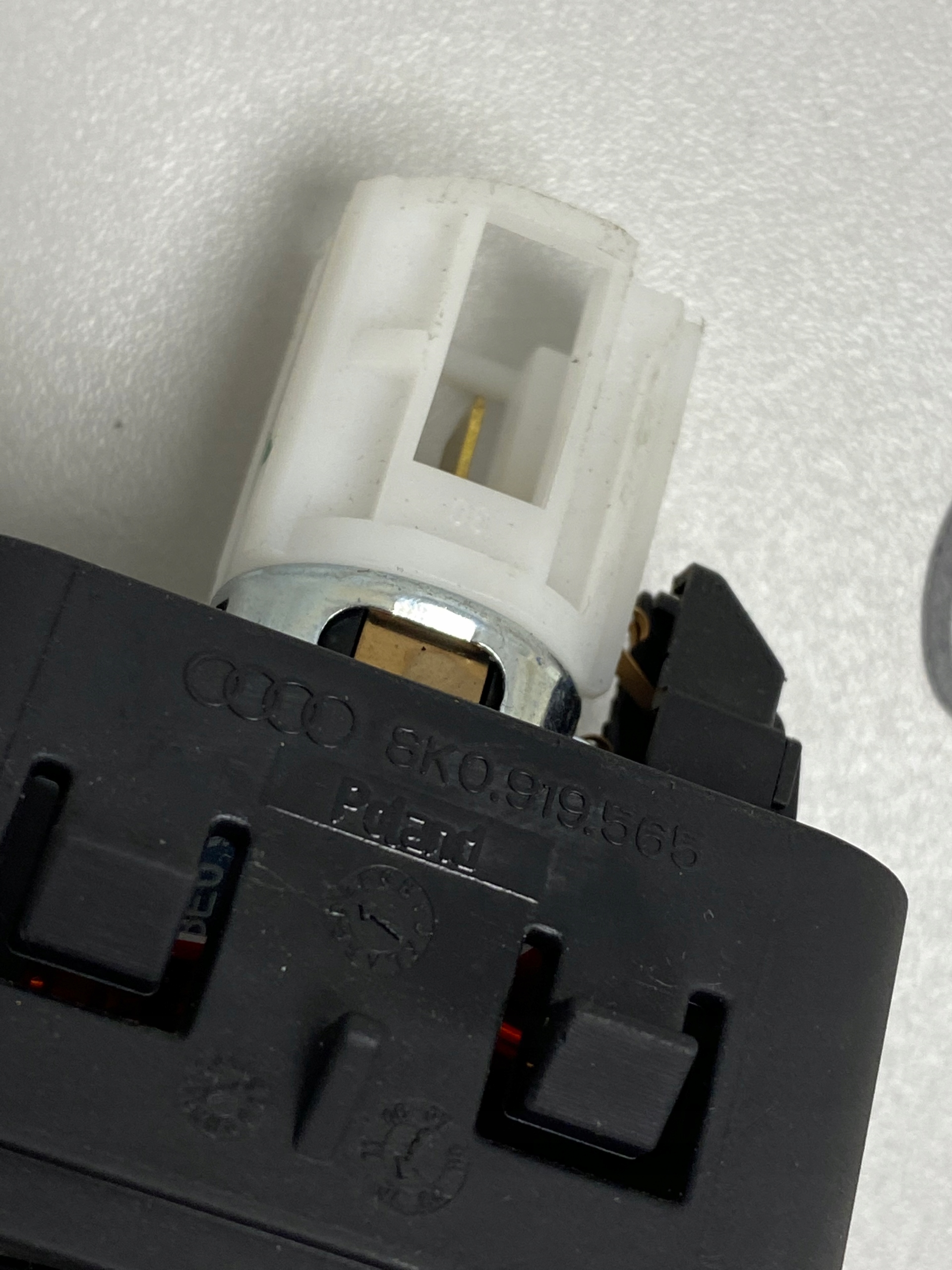 Adapter, Stecker zapalniczki Audi A4 B8 A5 8T 8K0919565