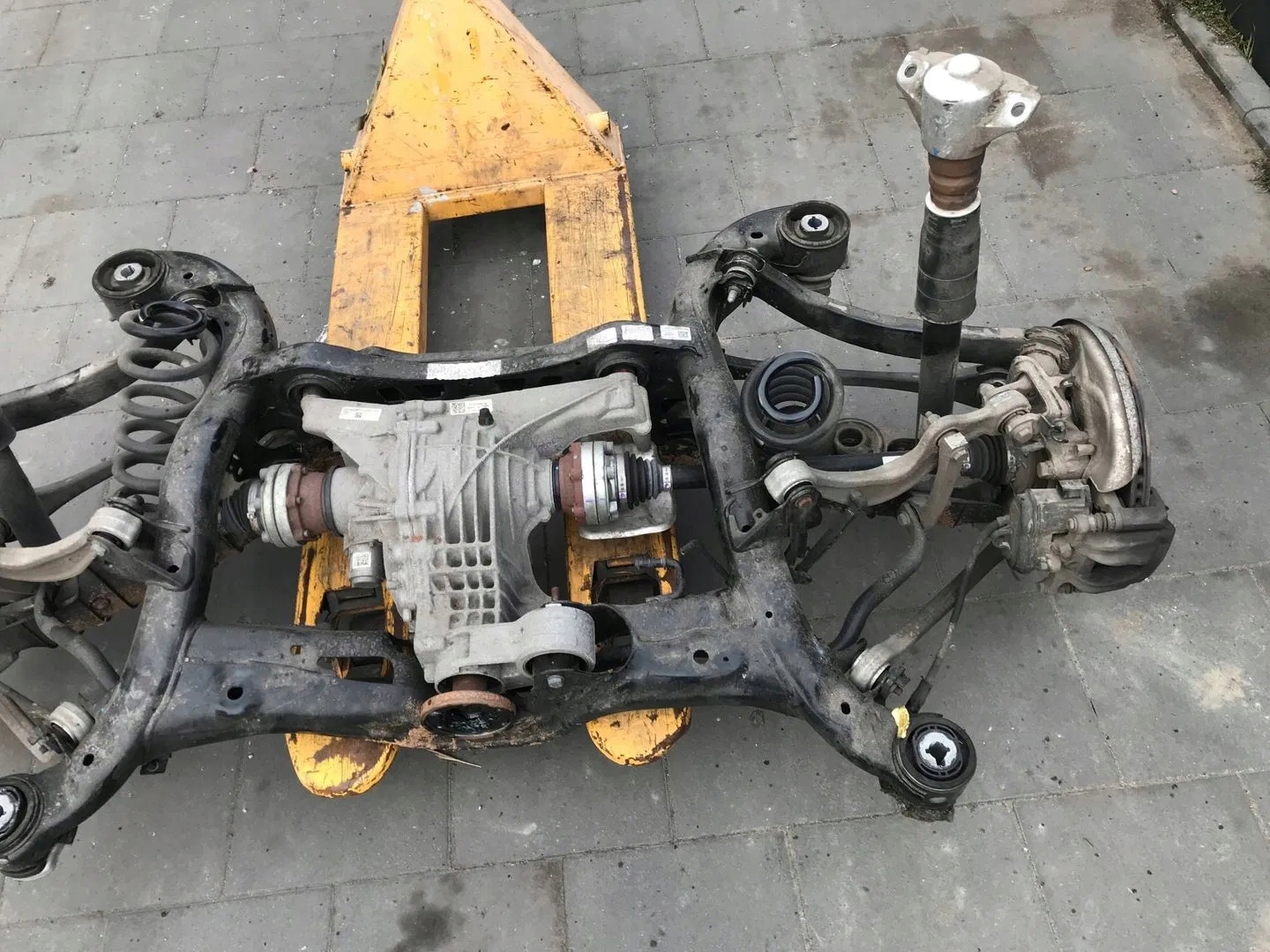 BELKA OŚ ZAWIESZENIA TYŁ DYFER MOST AUDI Q5 8R 2.0 TDI LAW 8R0505235H