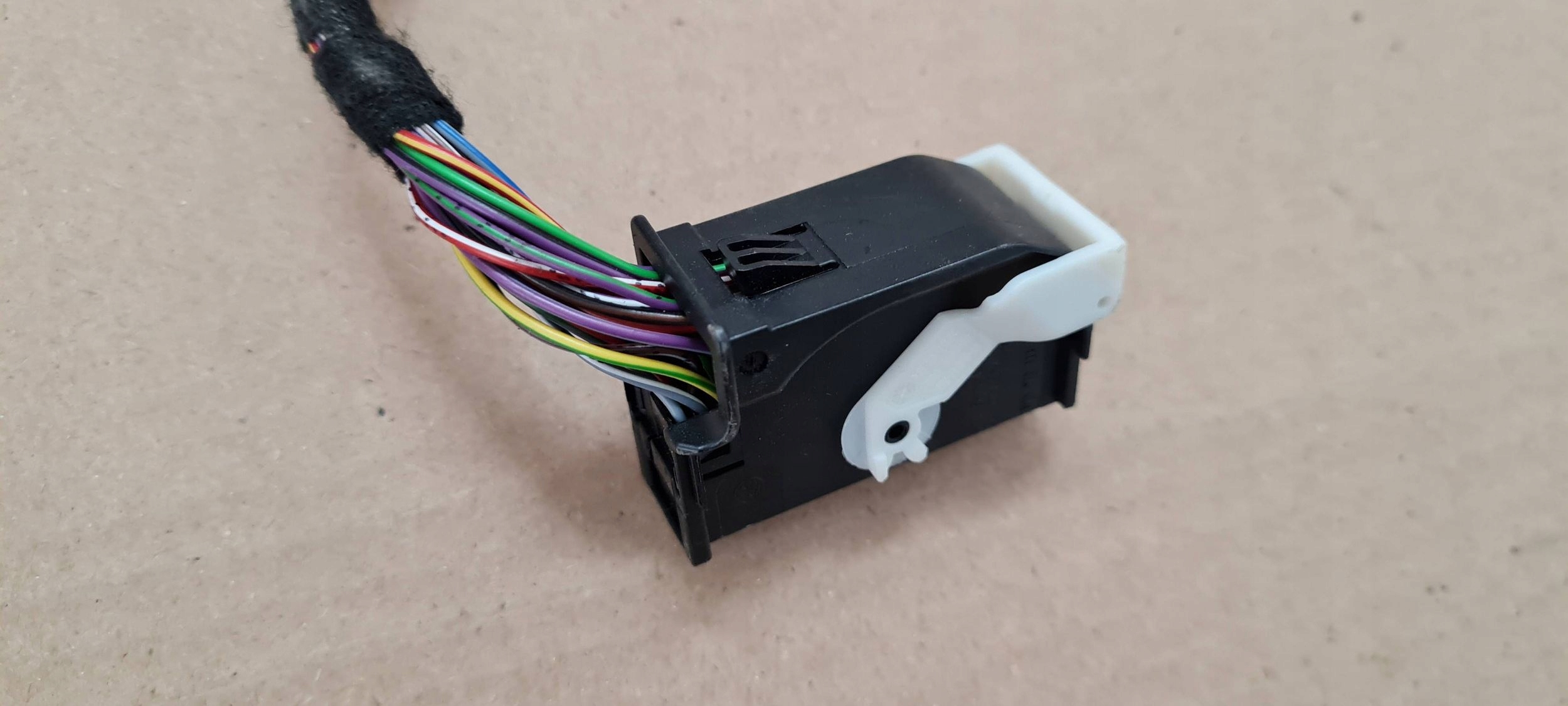 A6 C8 4K KOSTKA electrical connecting spoiler MODULU VW AUDI 4M0972144 A4 B9 A5