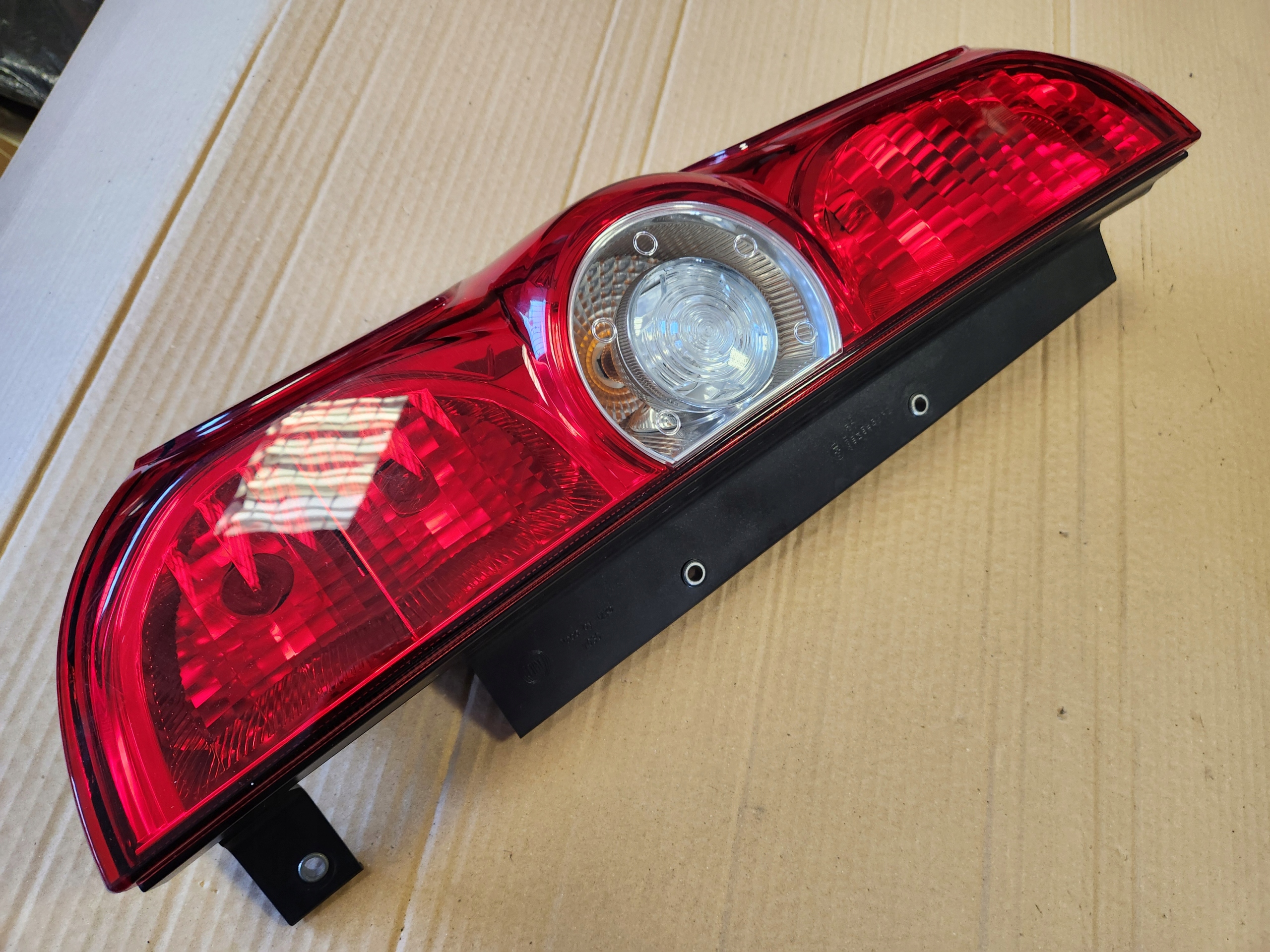 LAMPA COMBO D DOBLO II Z KLAPĄ DO GÓRY TYŁ WYBÓR ORYG.*