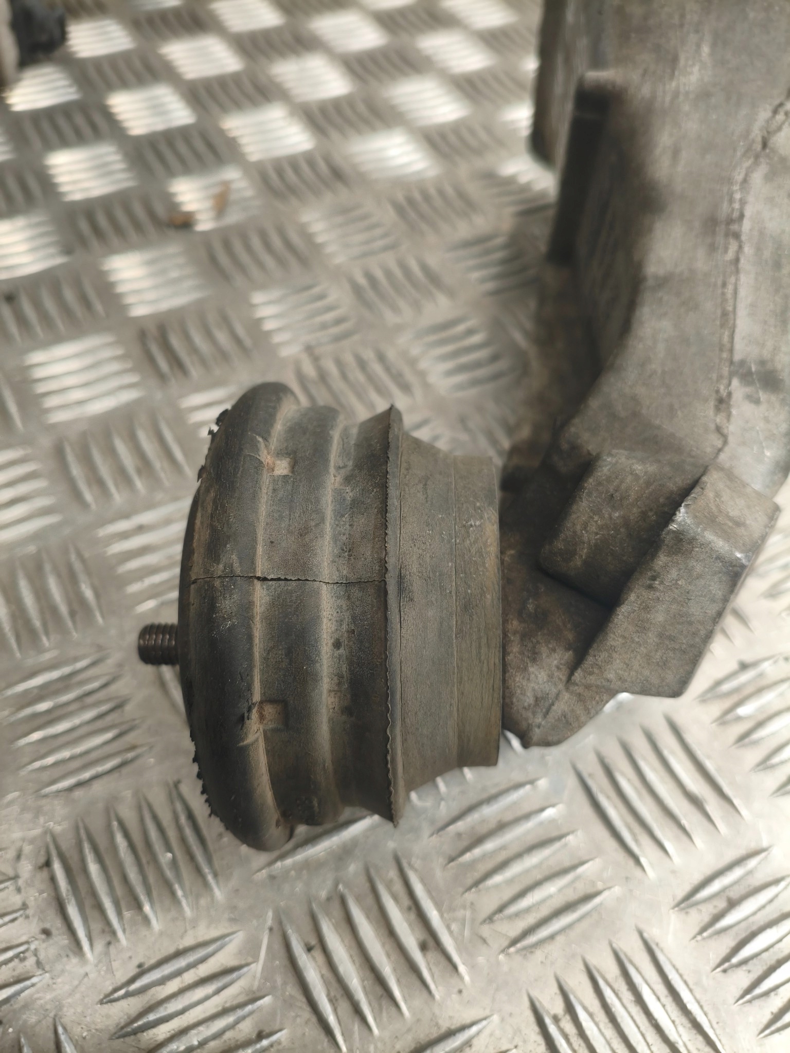 engine mount BMW E39 M52B20TU 67533629