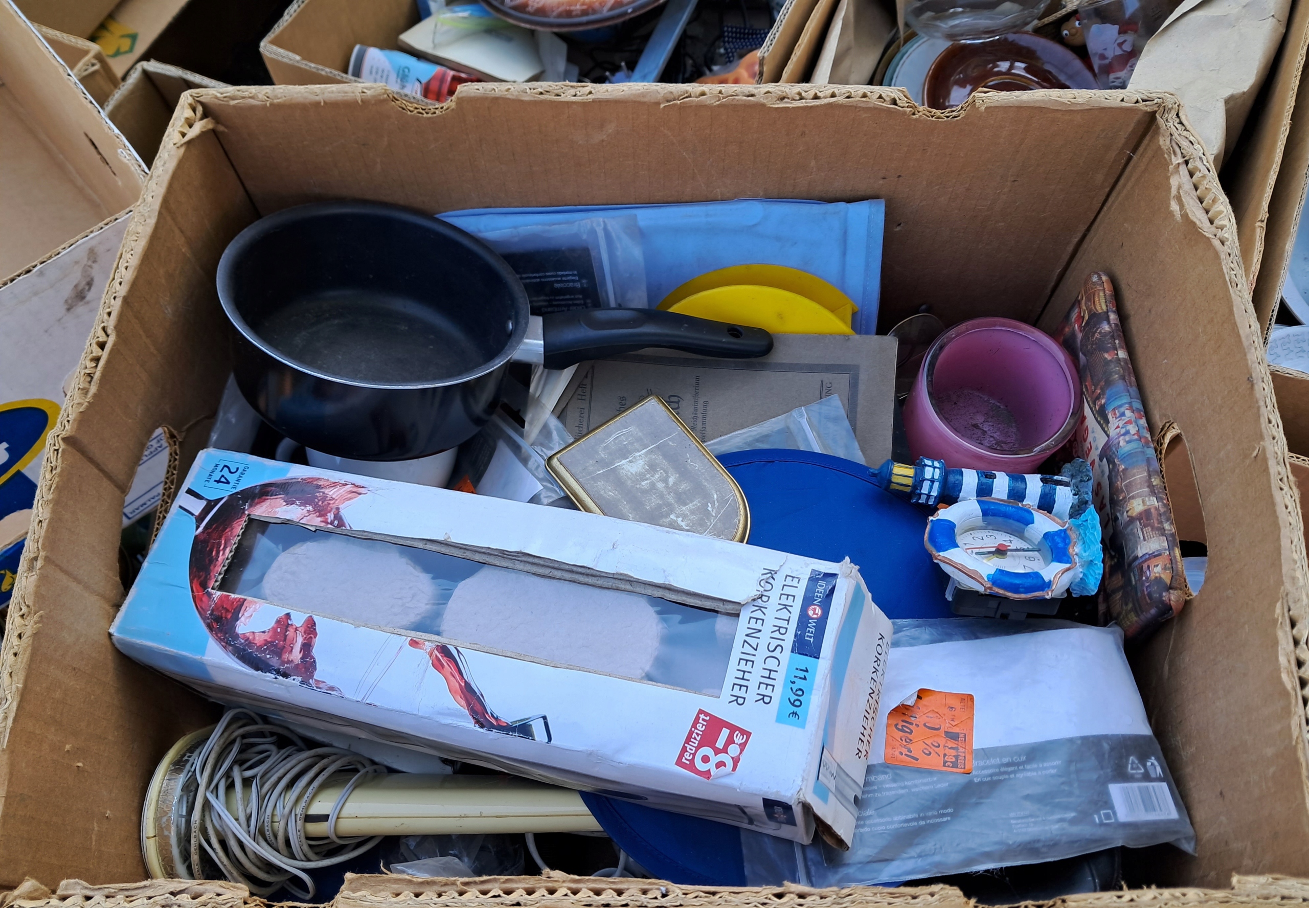 КАРТОН С БЕЗДЕЛУШКАМИ СТАРИННЫХ МЕЛОЧЕЙ