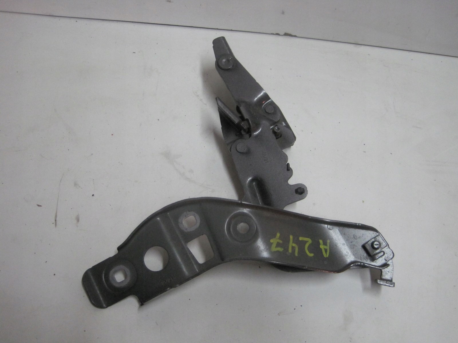 hinge bonnets right MERCEDES 247 2478806901 2478807001 right