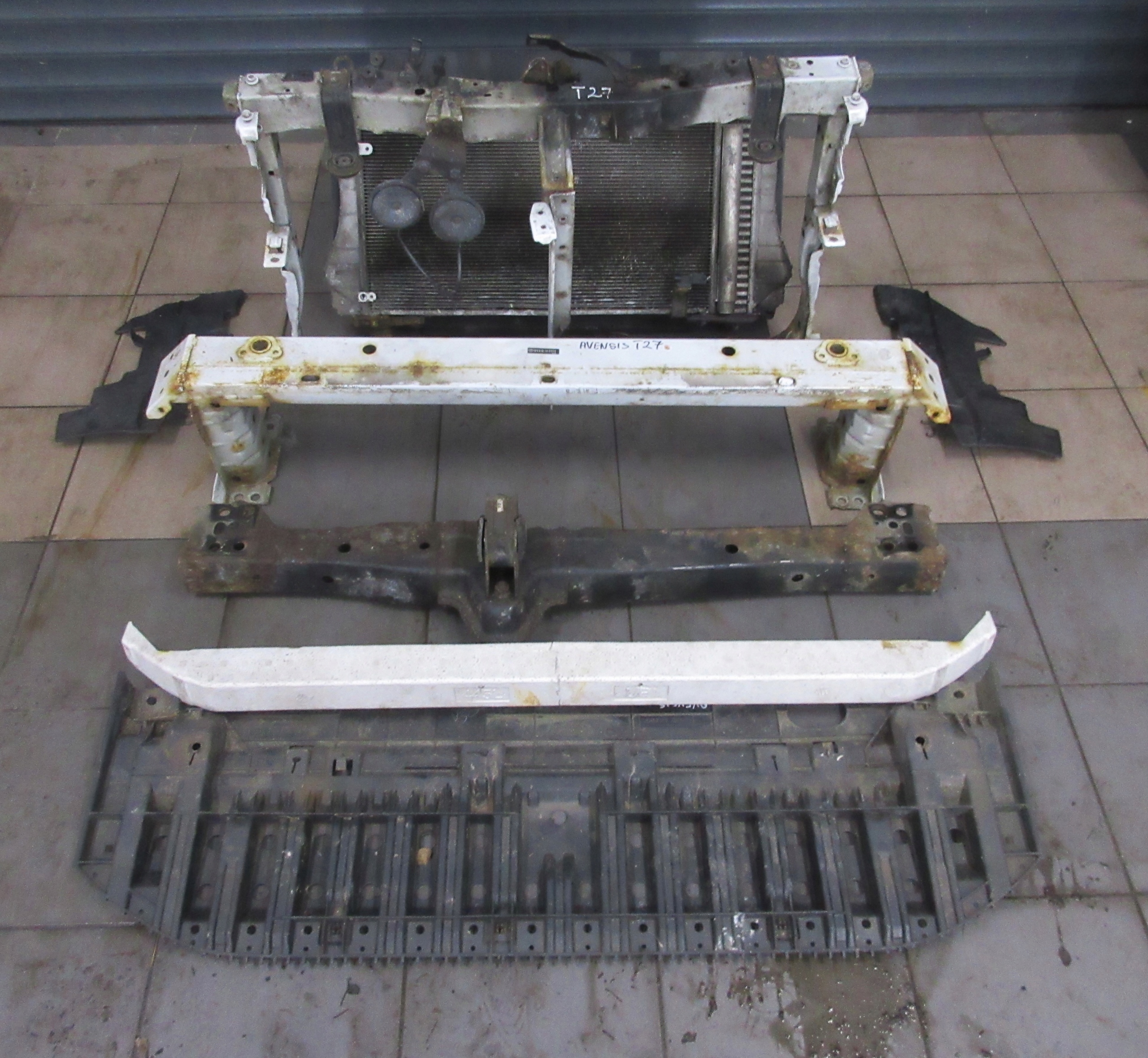 PAS PRZEDNI CHŁODNICE BELKA AVENSIS T27 2.0 D 040