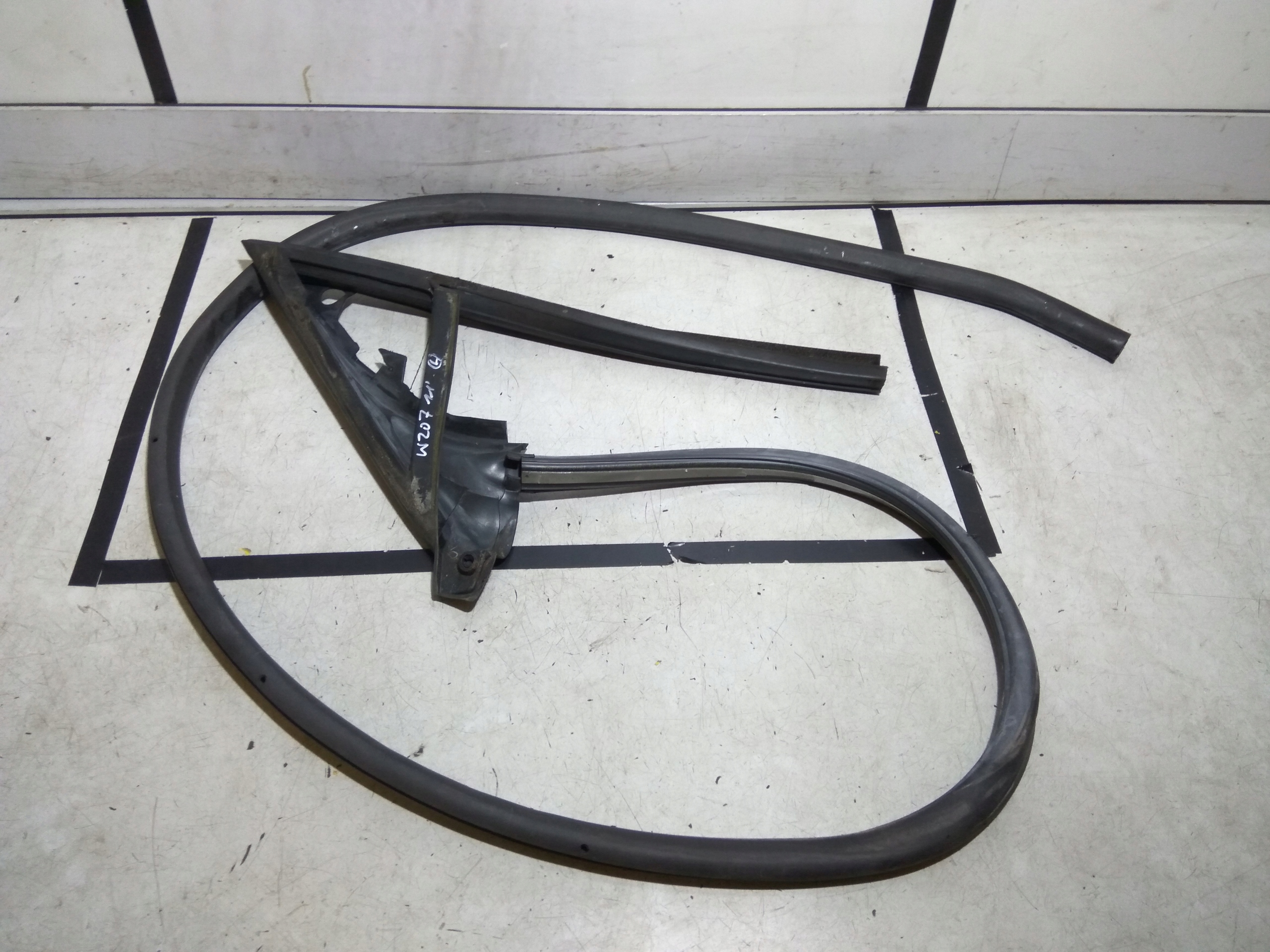 MERCEDES W207 USZCZELKA DRZWI LEWA