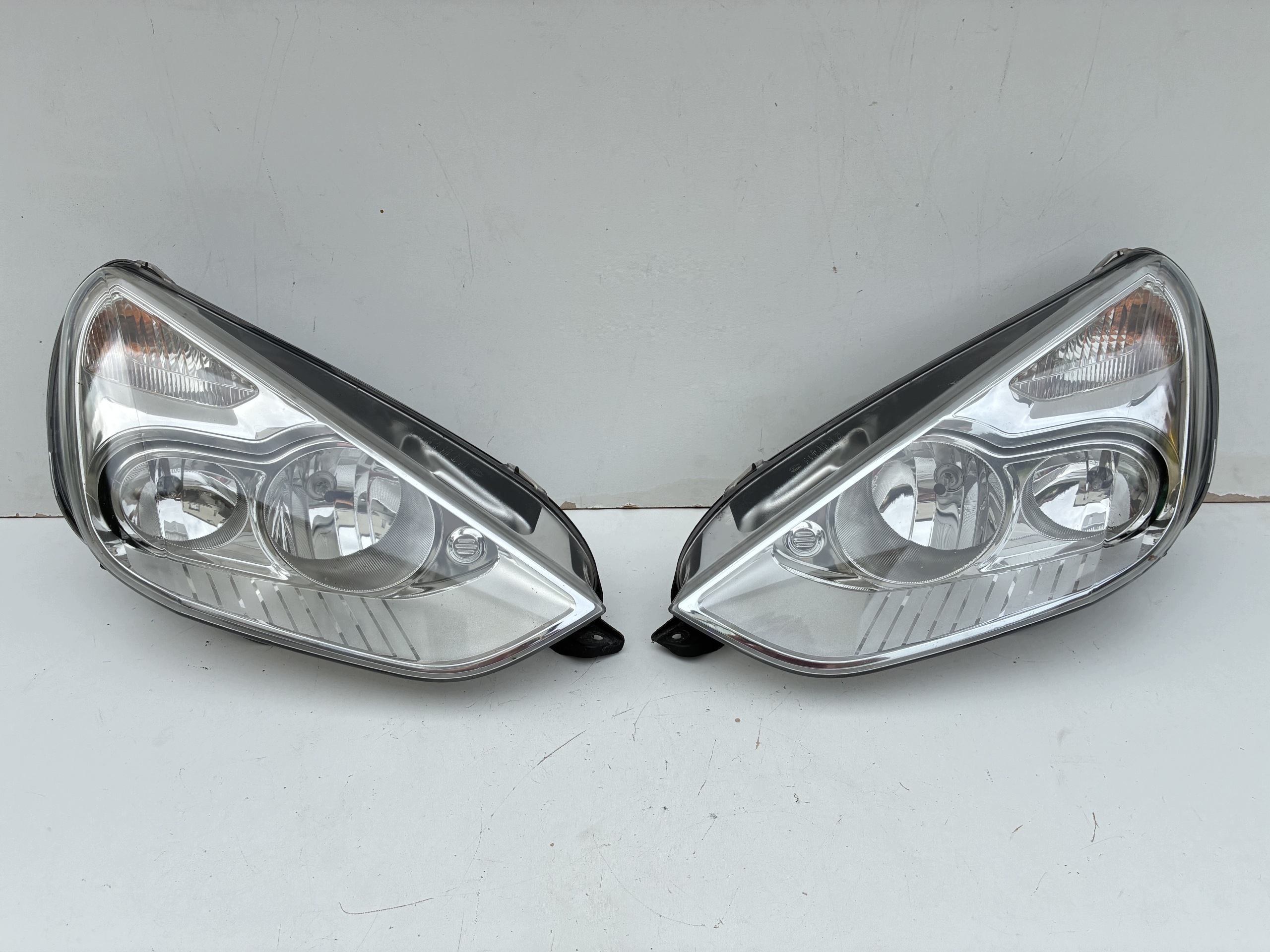 Reflektor light front front right left Ford S-Max Mk1 06-15r. ==OEM== Eu