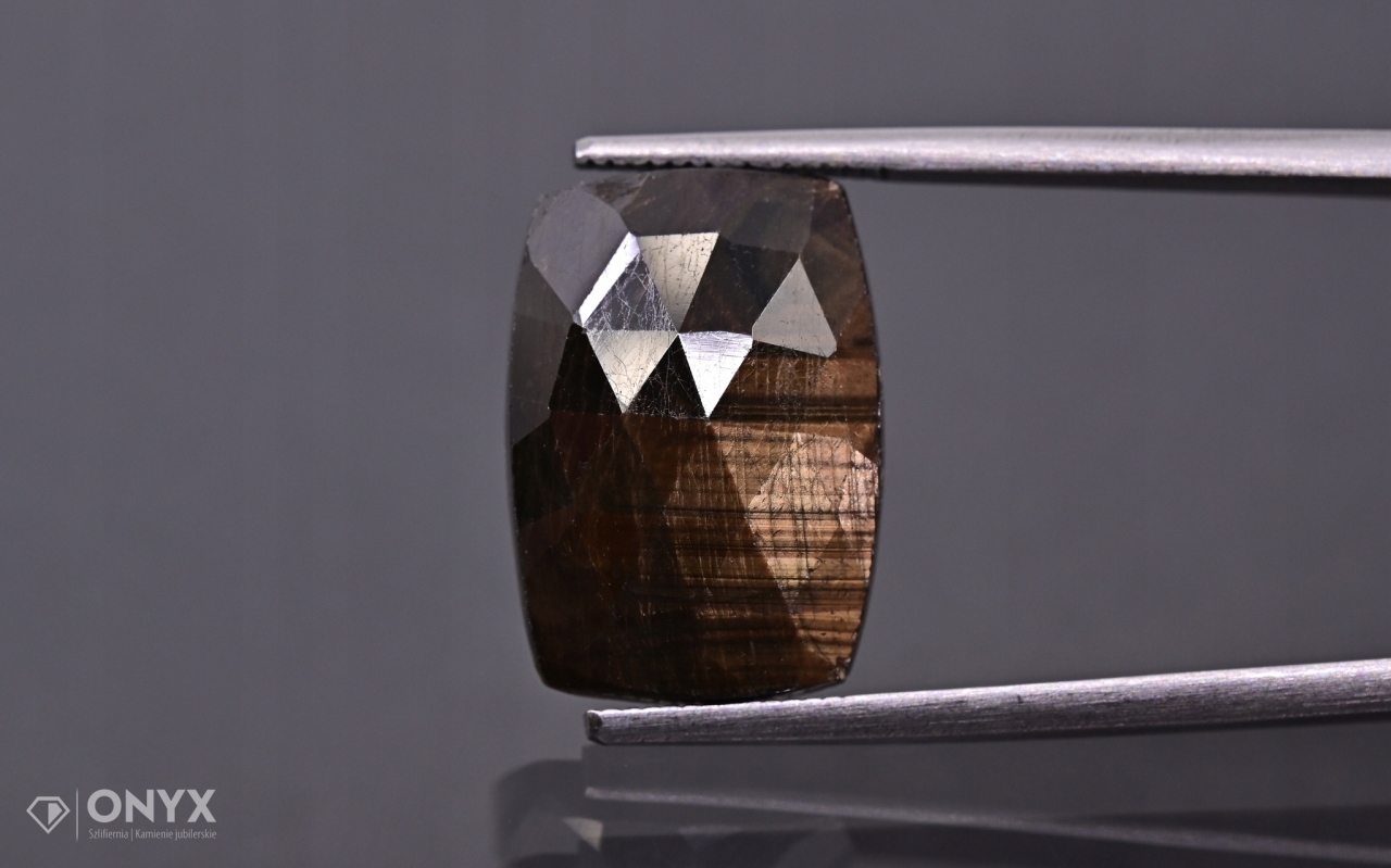 Safírová fazetovaná rozeta cushion 16,5x12 mm