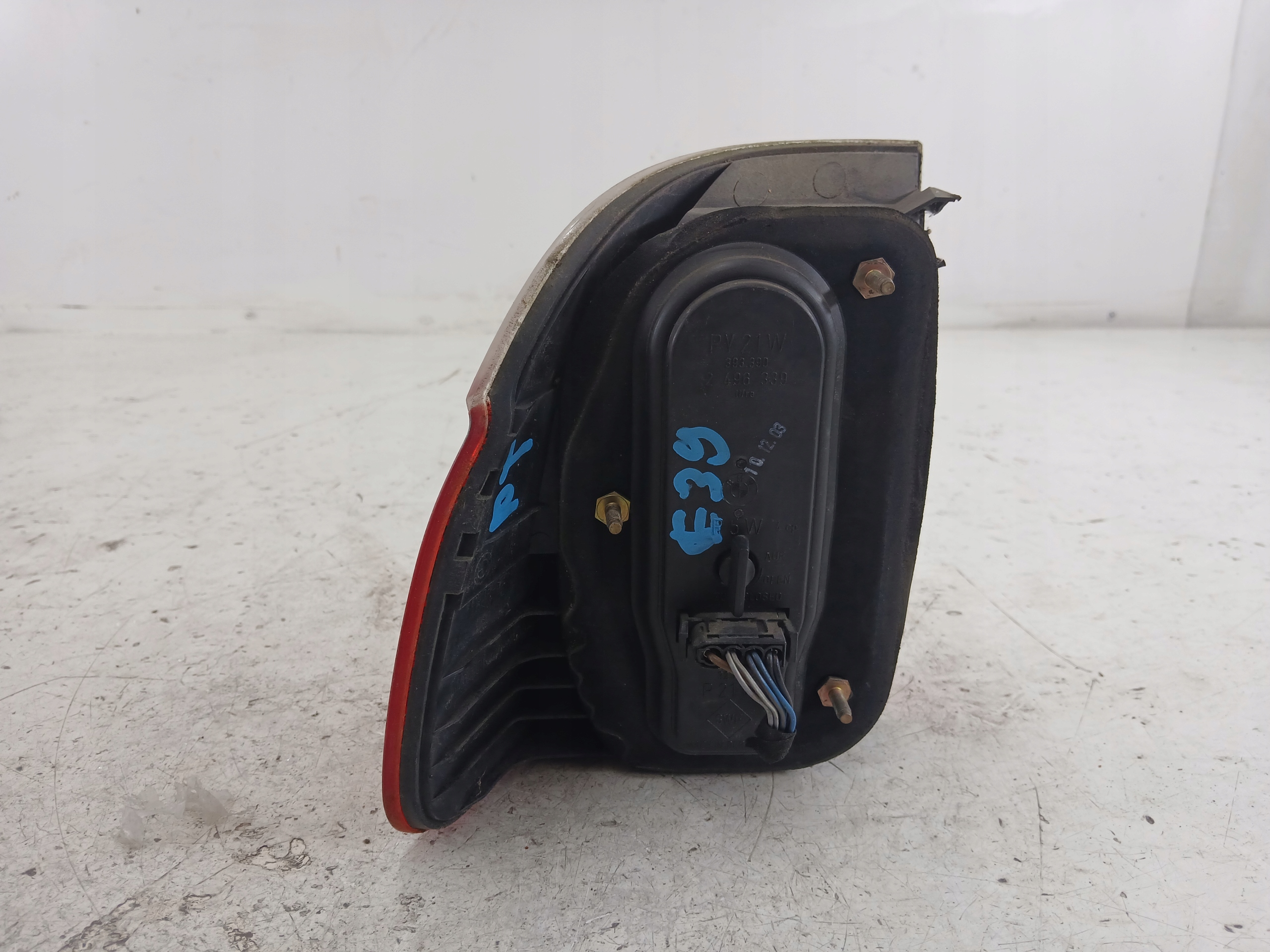 BMW E39 KOMBI LIFT light right rear part fender