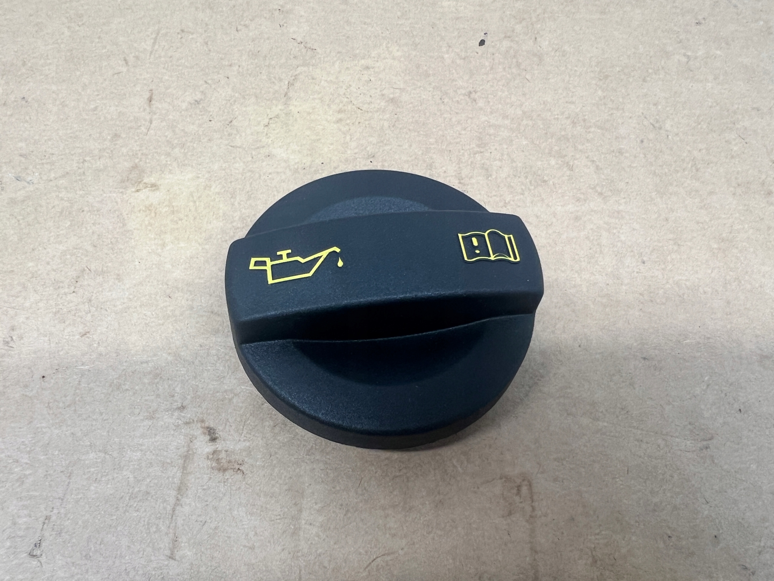 Audi A1 8X 1.0 TSI tappo serbatoio olio 04E103485