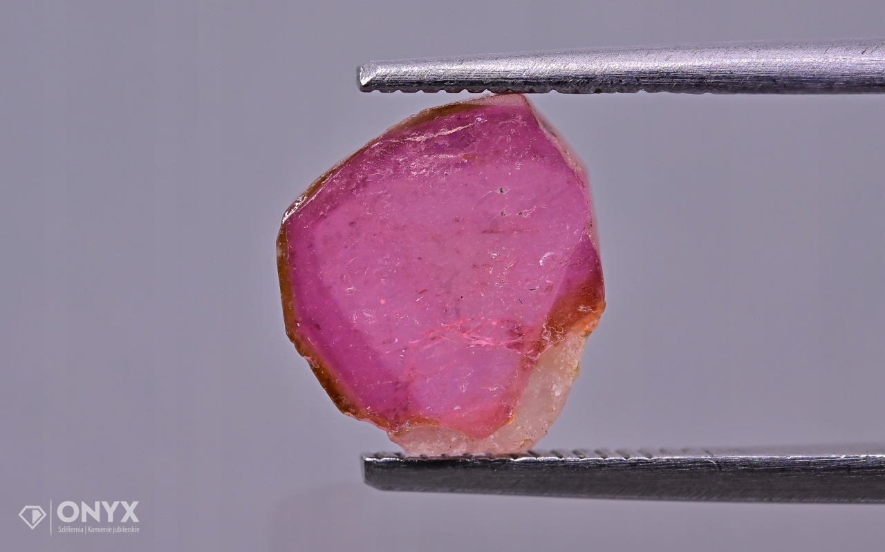 Turmalín nepravidelná deska 10x8,5 mm