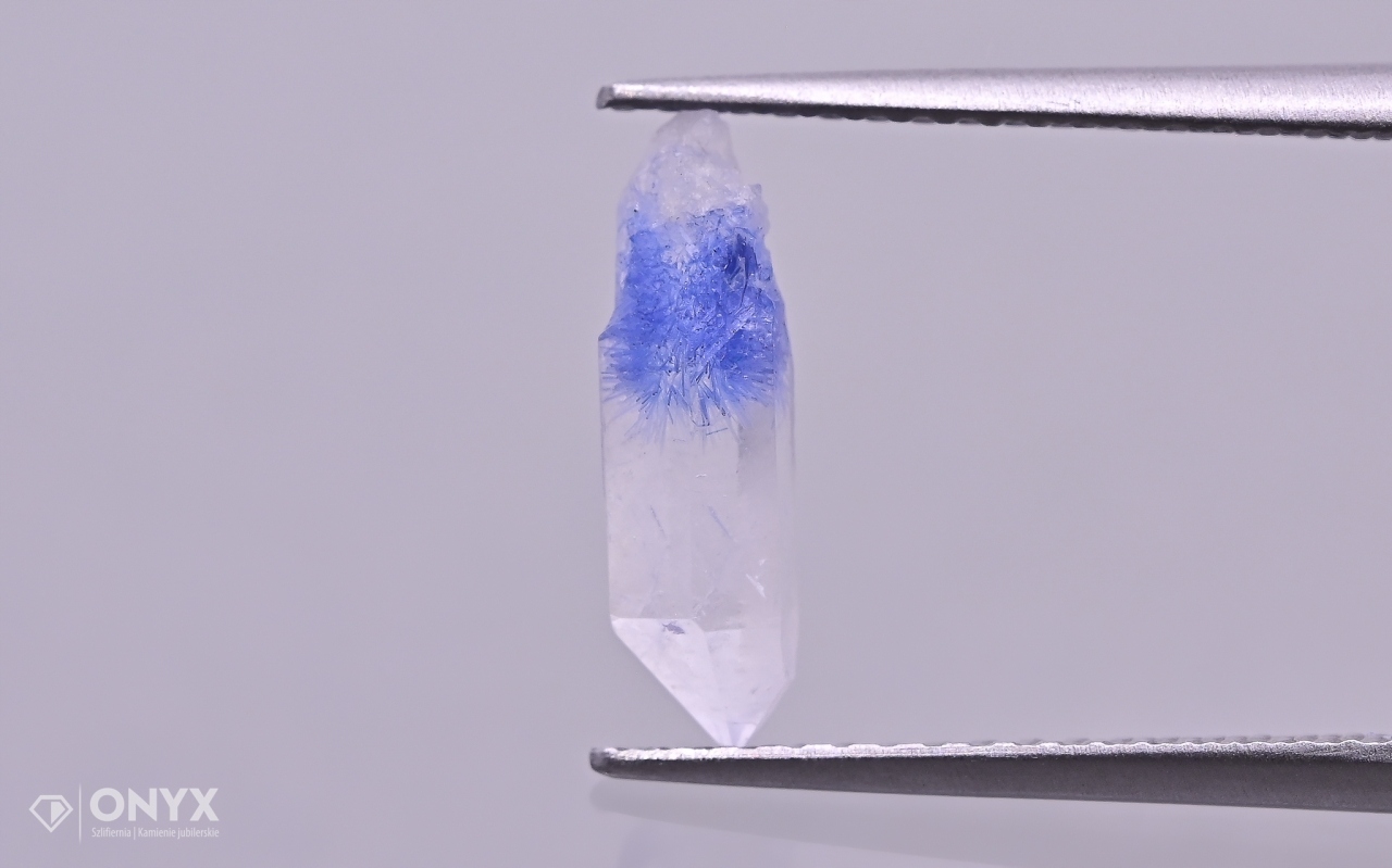 Křemen s dumortierytem přírodní křišťál 12x3 mm