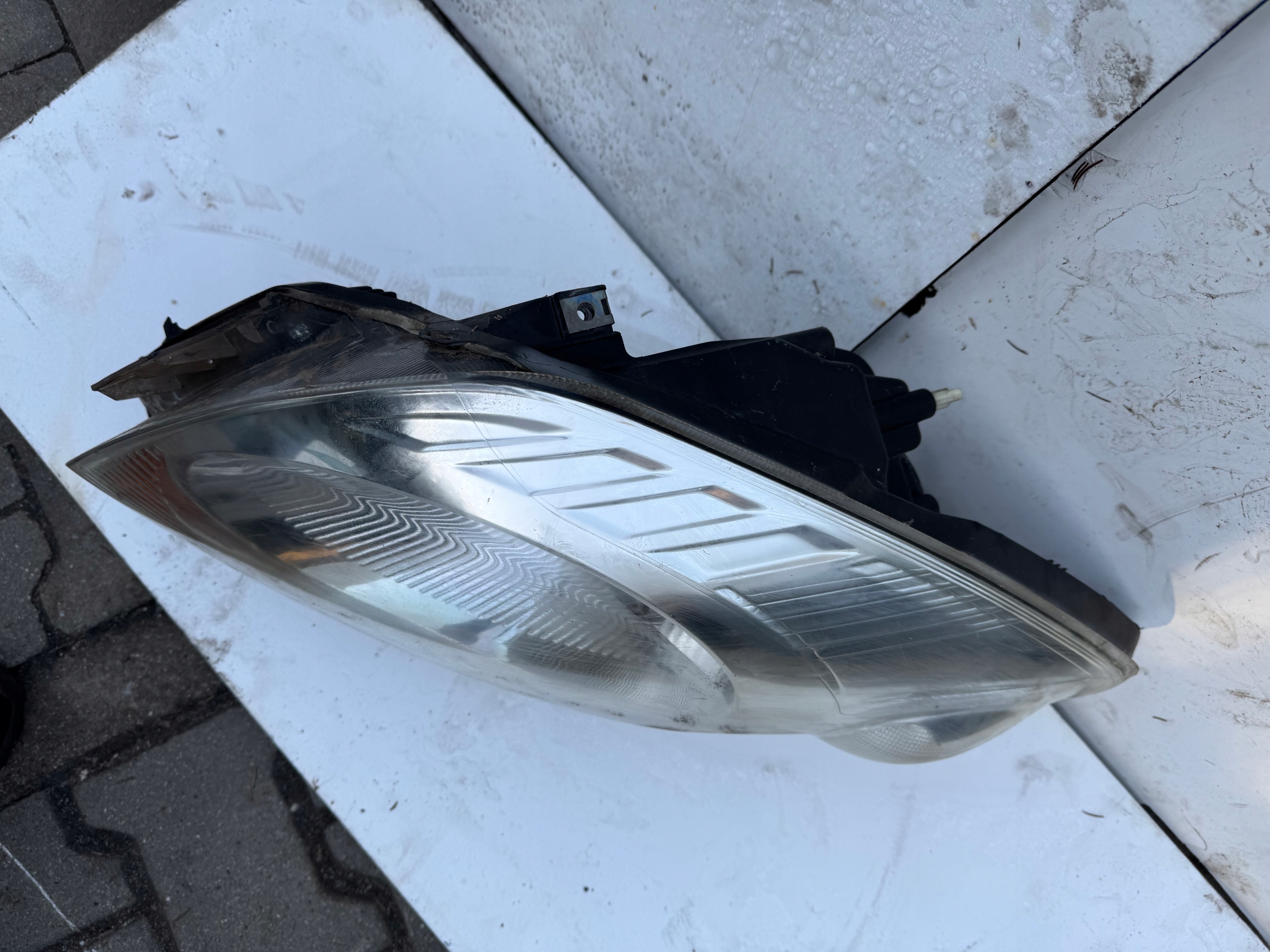 light front right NISSAN NOTE and 260109U10A 89902135