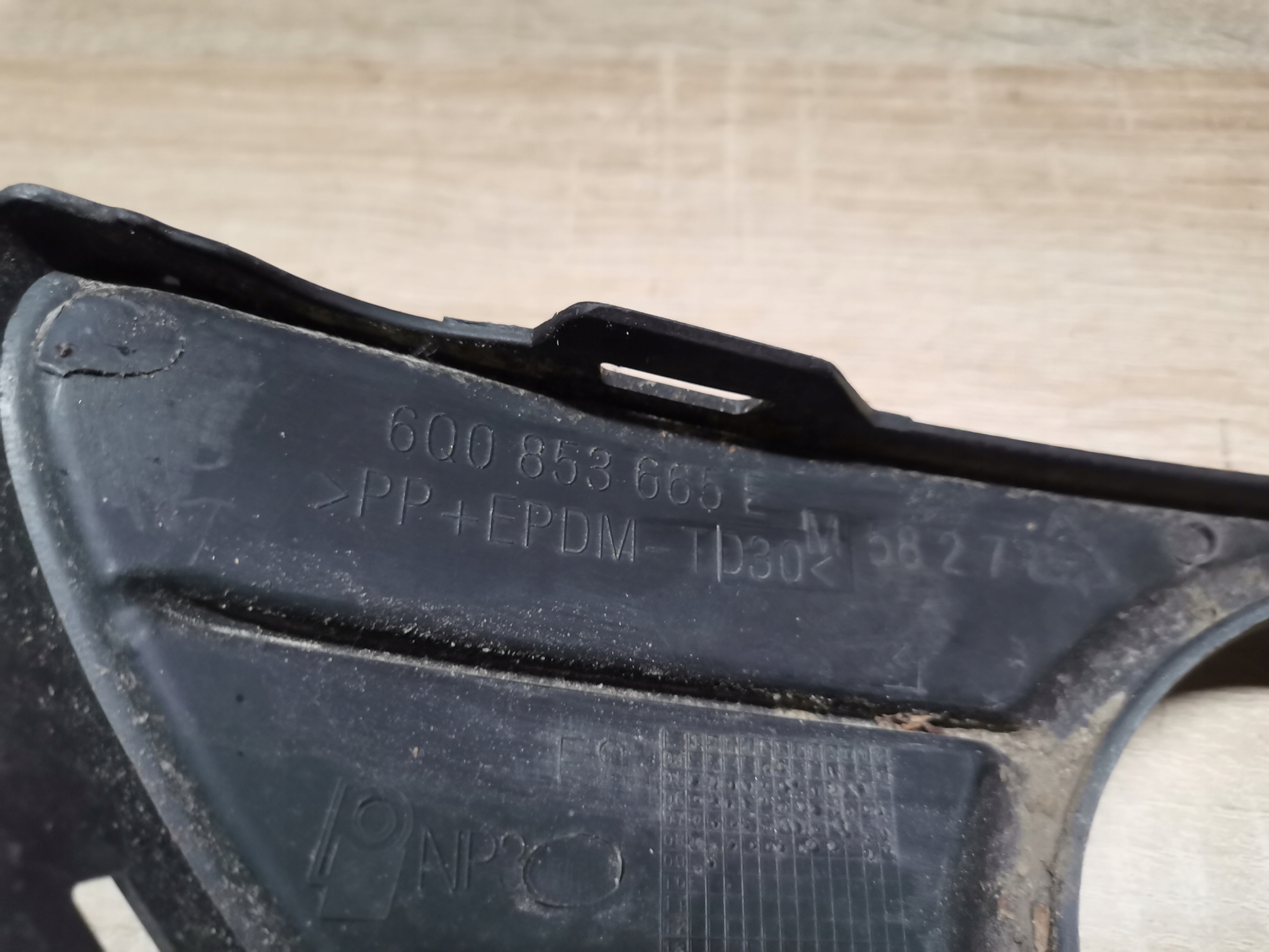 mřížka levá nárazníku předek předního VW POLO 9N3 6Q0853665E