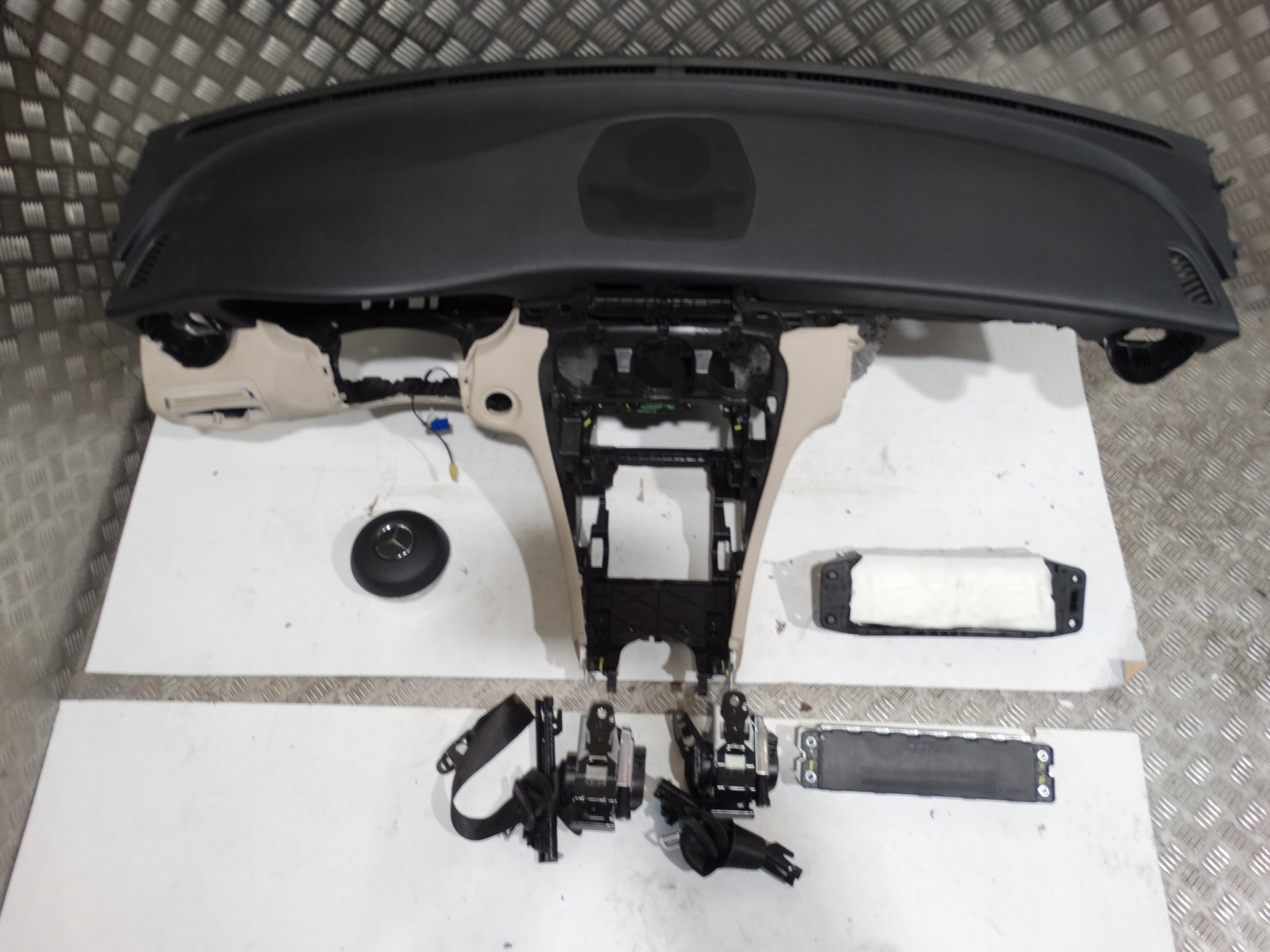 IDEALNA console KPL.MERCEDES W205 LIFT 1