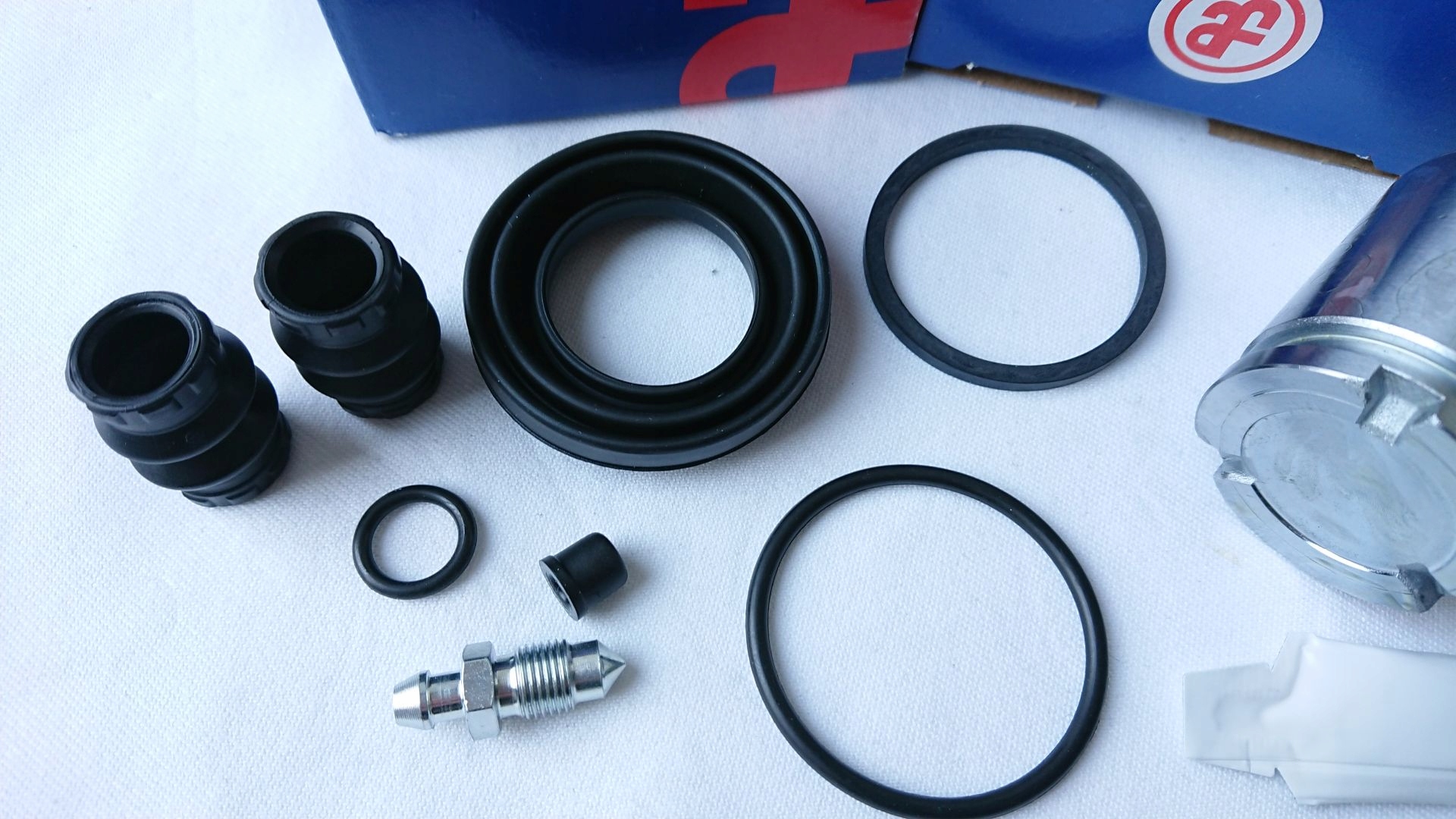 ZESTAW NAPRAWCZY ZACISKU TYŁ AUDI A4 B8 TYLNEGO Producent części Autofren